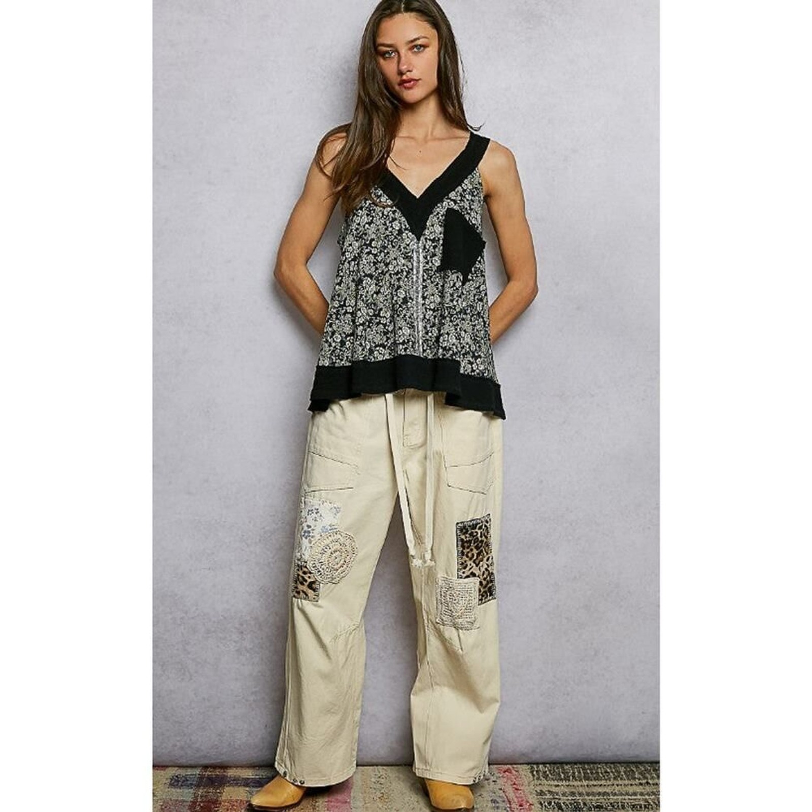 POL Floral V-Neck Flowy Top with Front Pocket – Sage