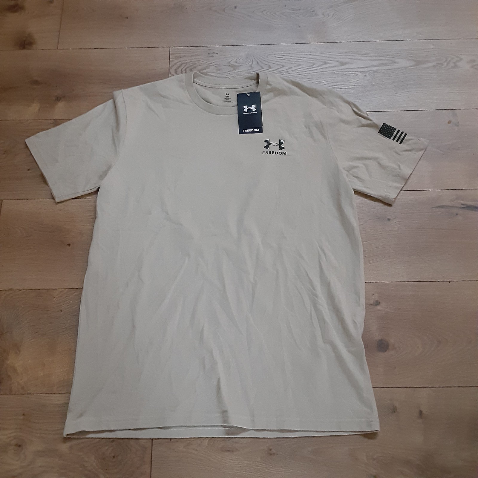 Under Armour UA Shirt Mens Medium Beige Freedom Snake T Graphic Tee USA Flag New