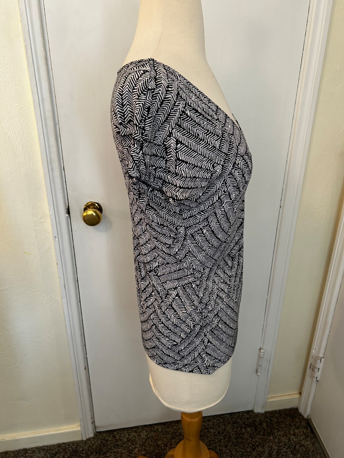 AXCESS TOP-SIZE SMALL-BLACK-WHITE-STRETCH-SHORT SLEEVES