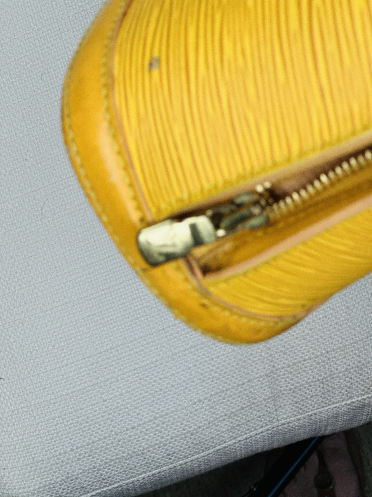 Louis Vuitton Lussac Epi Leather shoulder Bag. Zipper Closure. Purple Lining