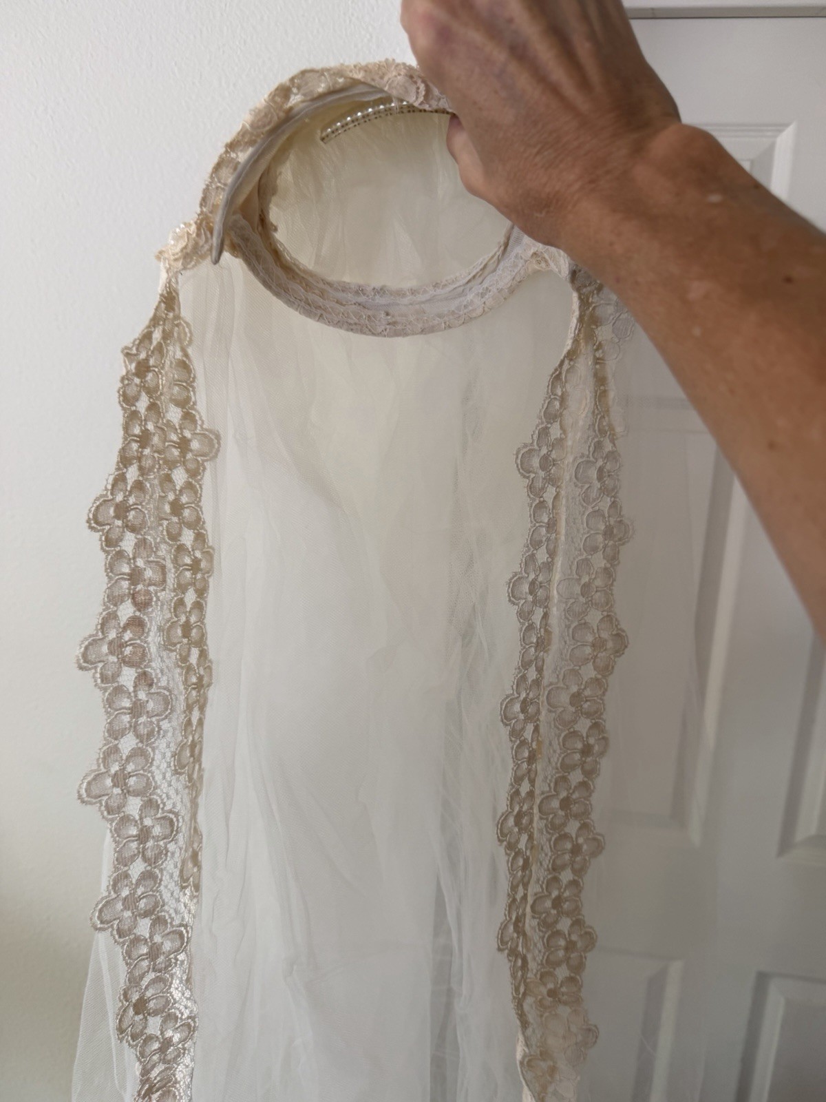 Vintage Lace Trimmed Tulle Long Wedding Veil Head Piece Lace Stunning