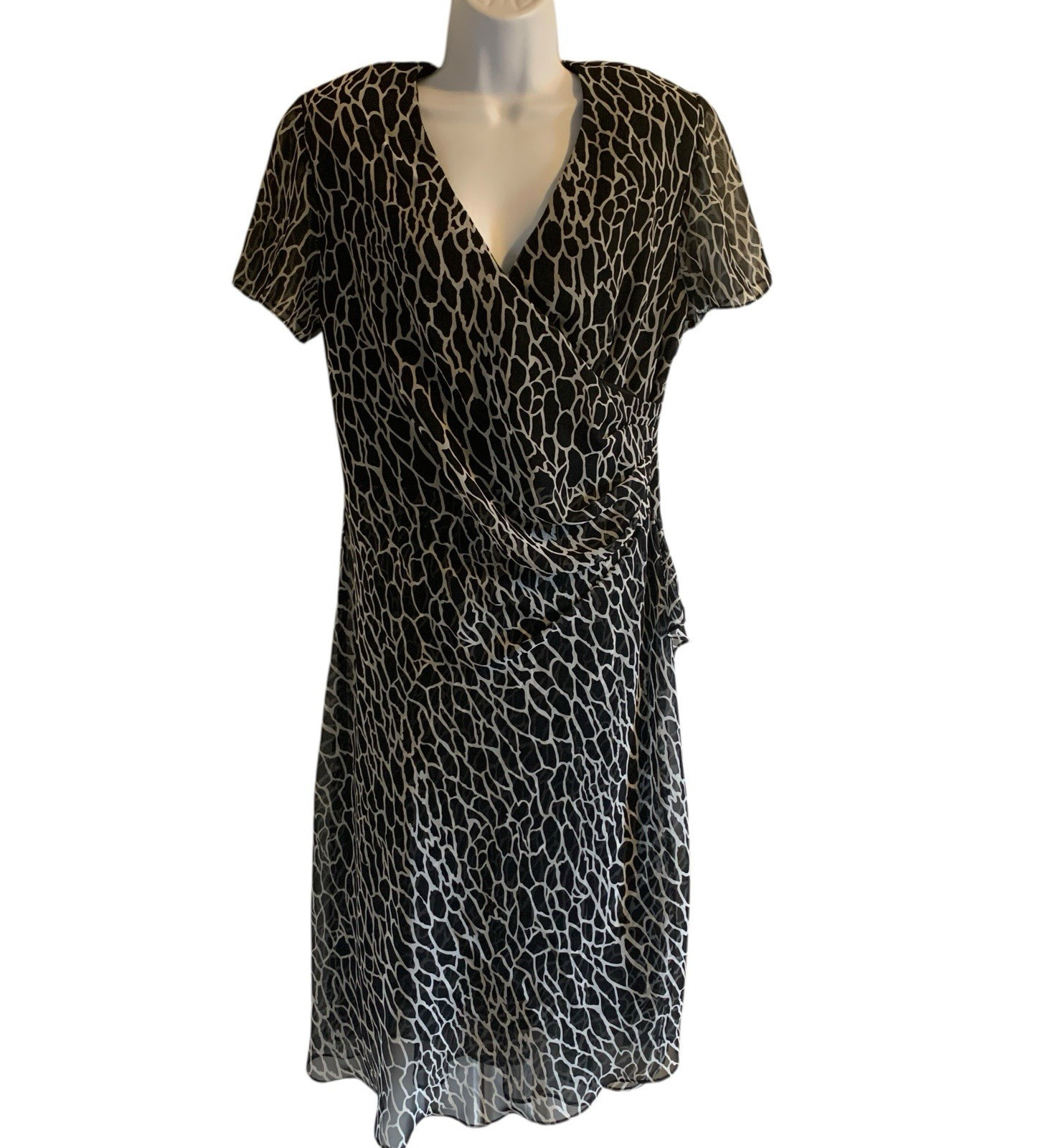 JBS Ltd Dress Womens Size 12 Black White Shoulder Pads Vneck Knee Length Vintage