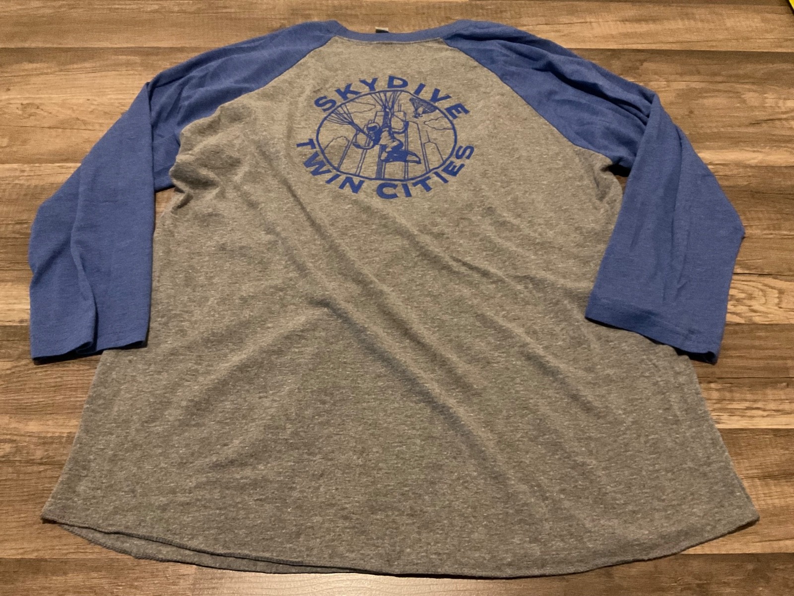 NEXT LEVEL BASEBALL RAGLAN SKYDIVING TWIN CITIES GRAPHIC ( MENS L ) HEATHER BLUE