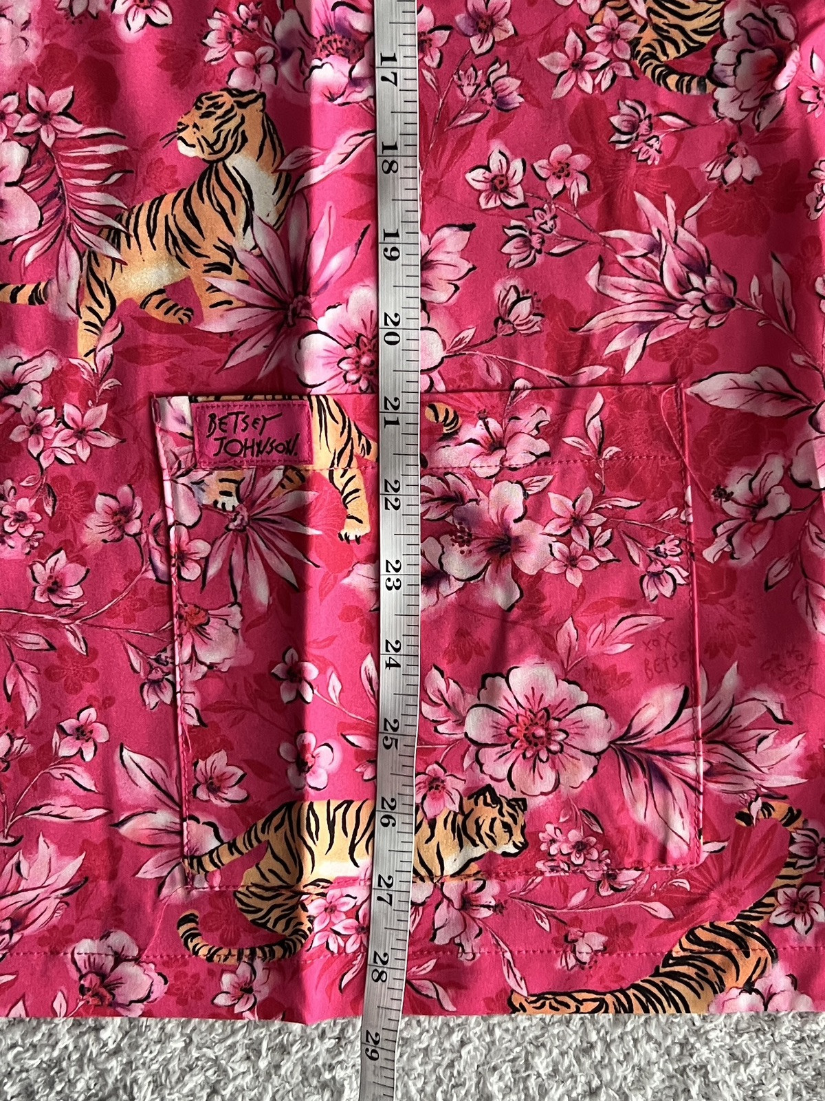 Koi Betsey Johnson Scrub Top Women’s XL Pink Tiger Babe Floral Nursing Medical