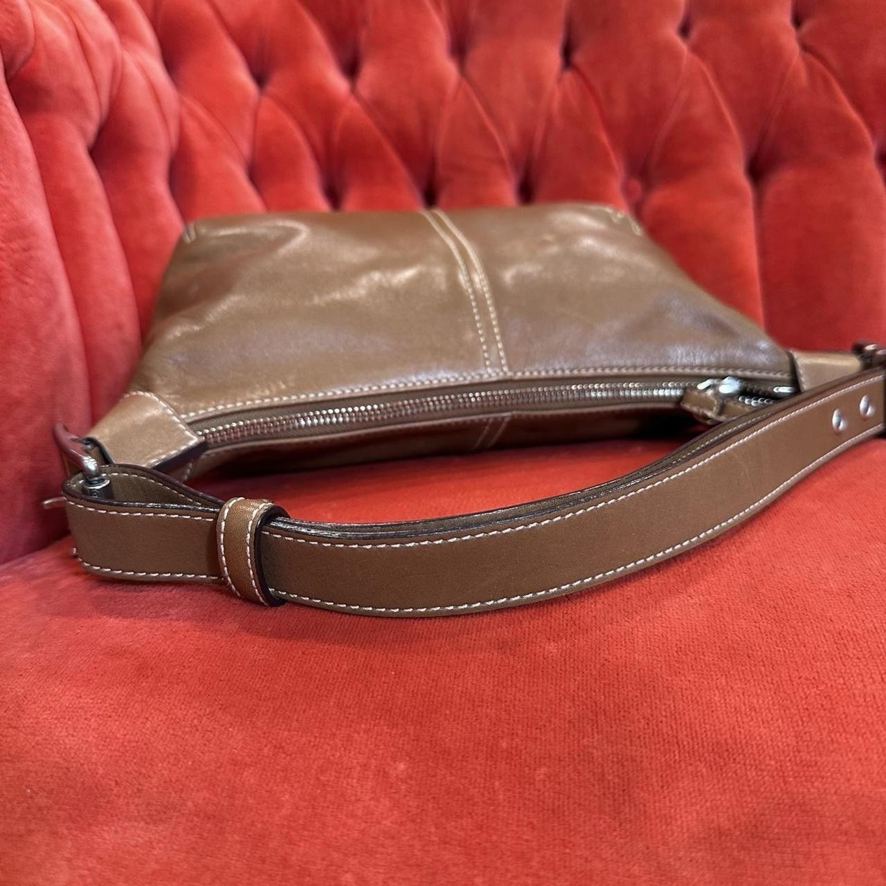 Vintage early 2000s Coach light tan brown leather w/ silver tone hardware 9564