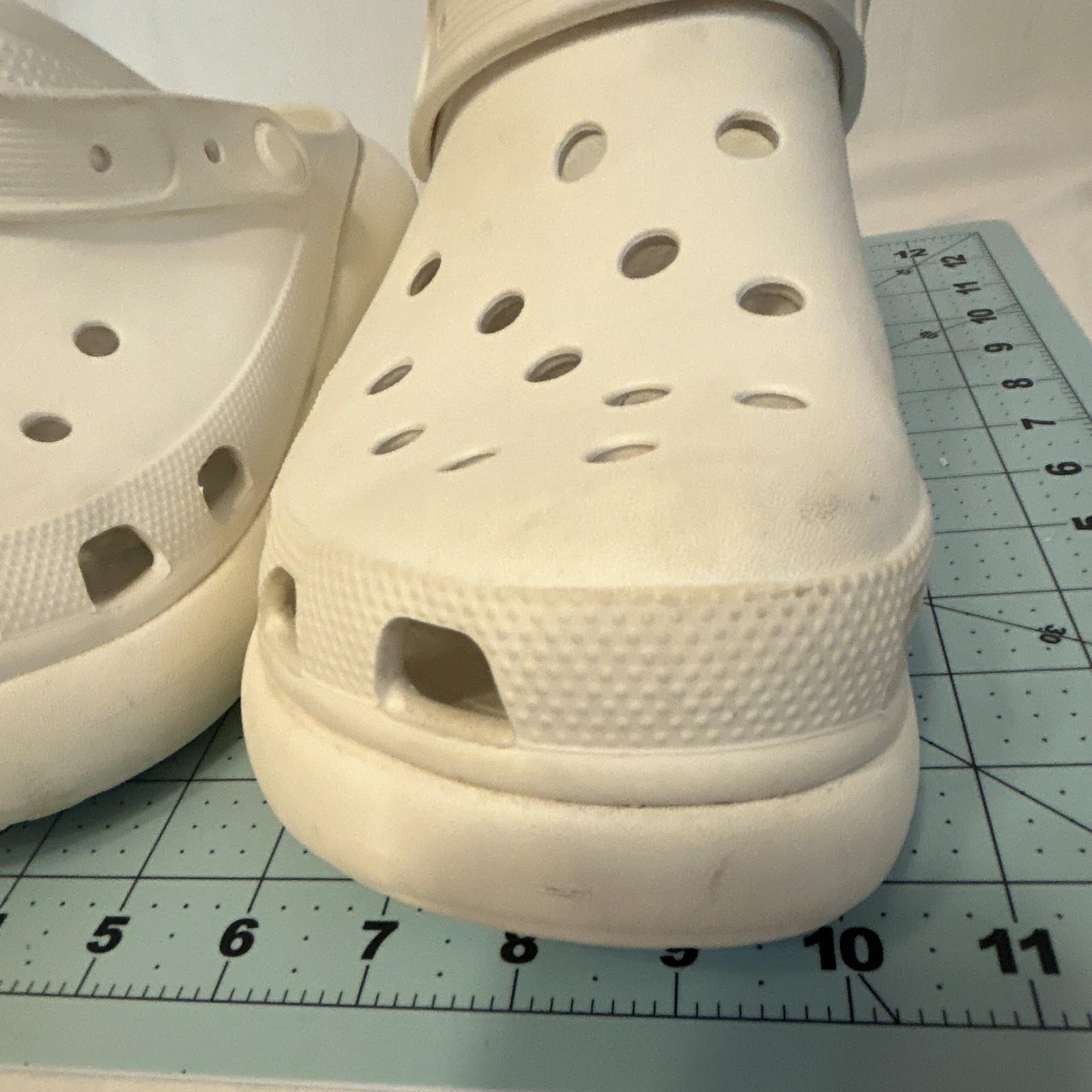 Crocs Classic White Clog Slip-On Rubber Upper Unisex Adults US 9