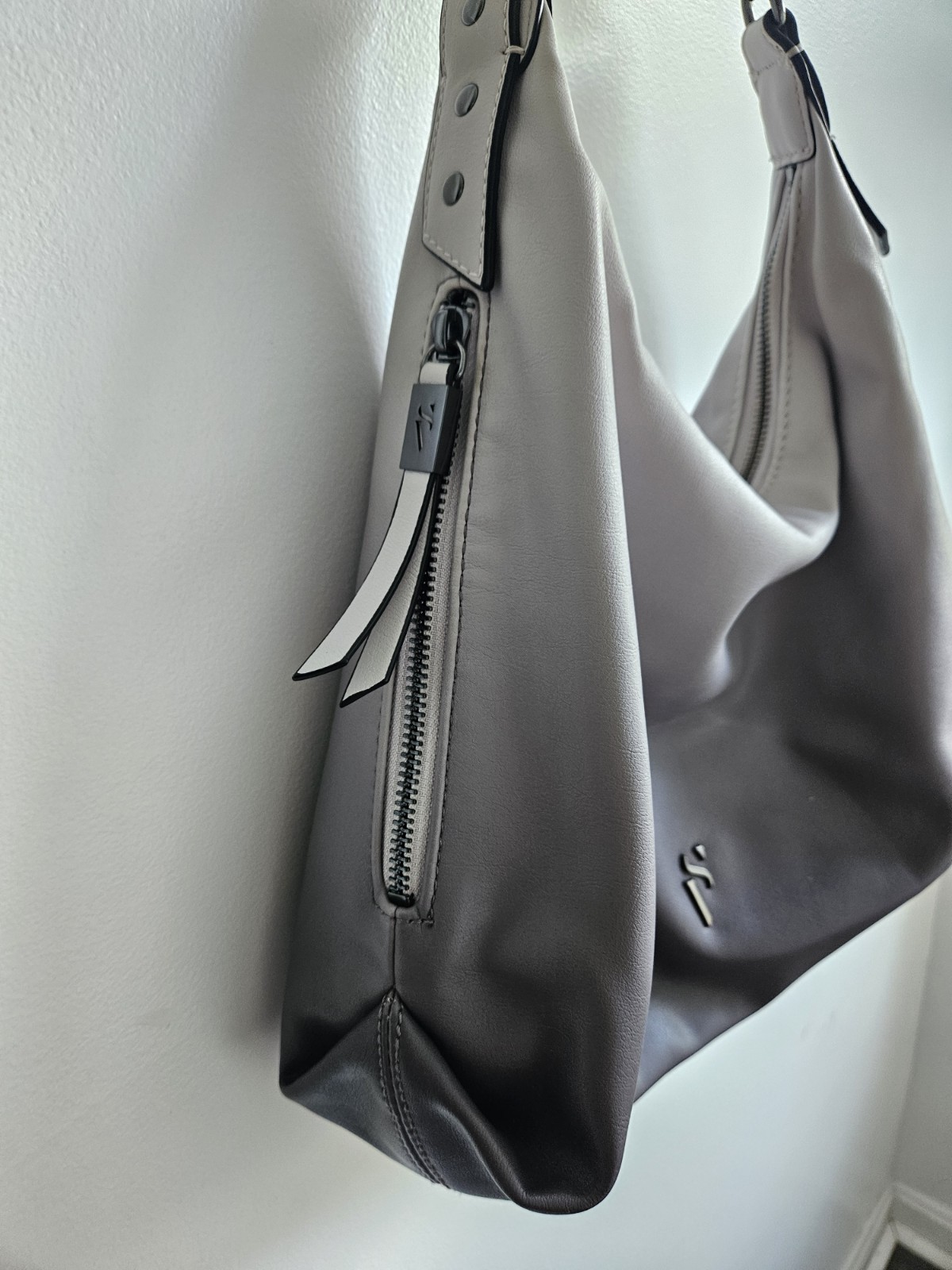 Simply Vera Vera Wang Gray Shoulder Bag Zip Closure Inner Pockets Black Hardware