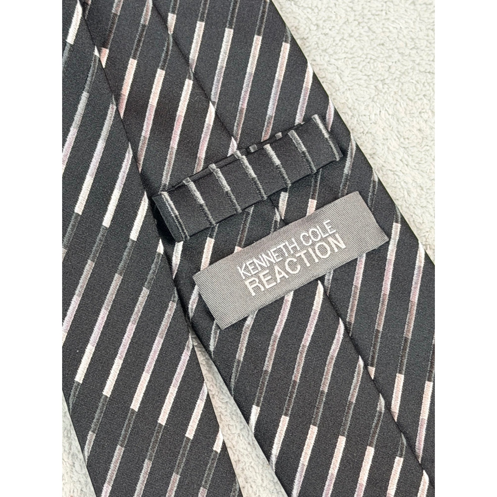 Kenneth Cole Reaction Men’s Black Striped 100% Silk Necktie Fast Shipping!