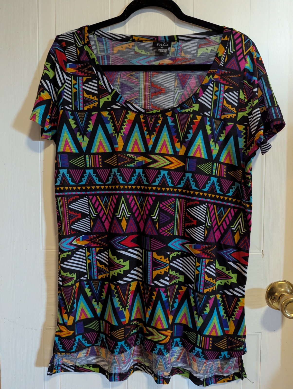 rue21 Women’s XL Geometric Multicolor Scoop Neck Short Sleeve Knit Top Polyester