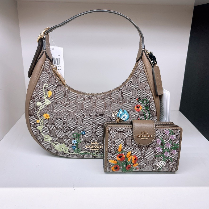 NWT Coach Medium Corner Zip Wallet In Signature Jacquard With Floral Embroidery