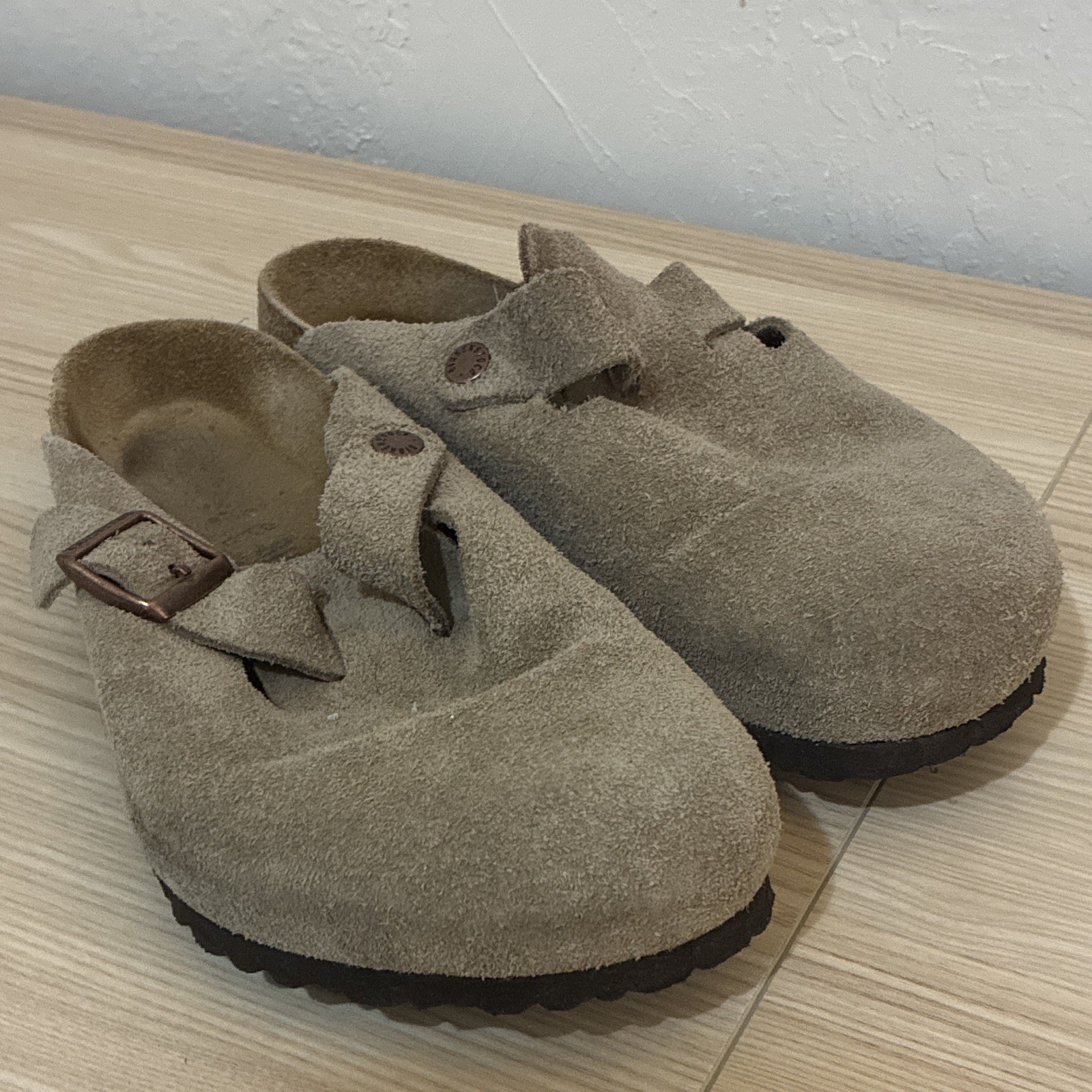 Birkenstock Boston Men’s Beige Suede Clog Sandal Adjustable Buckle US 9.5