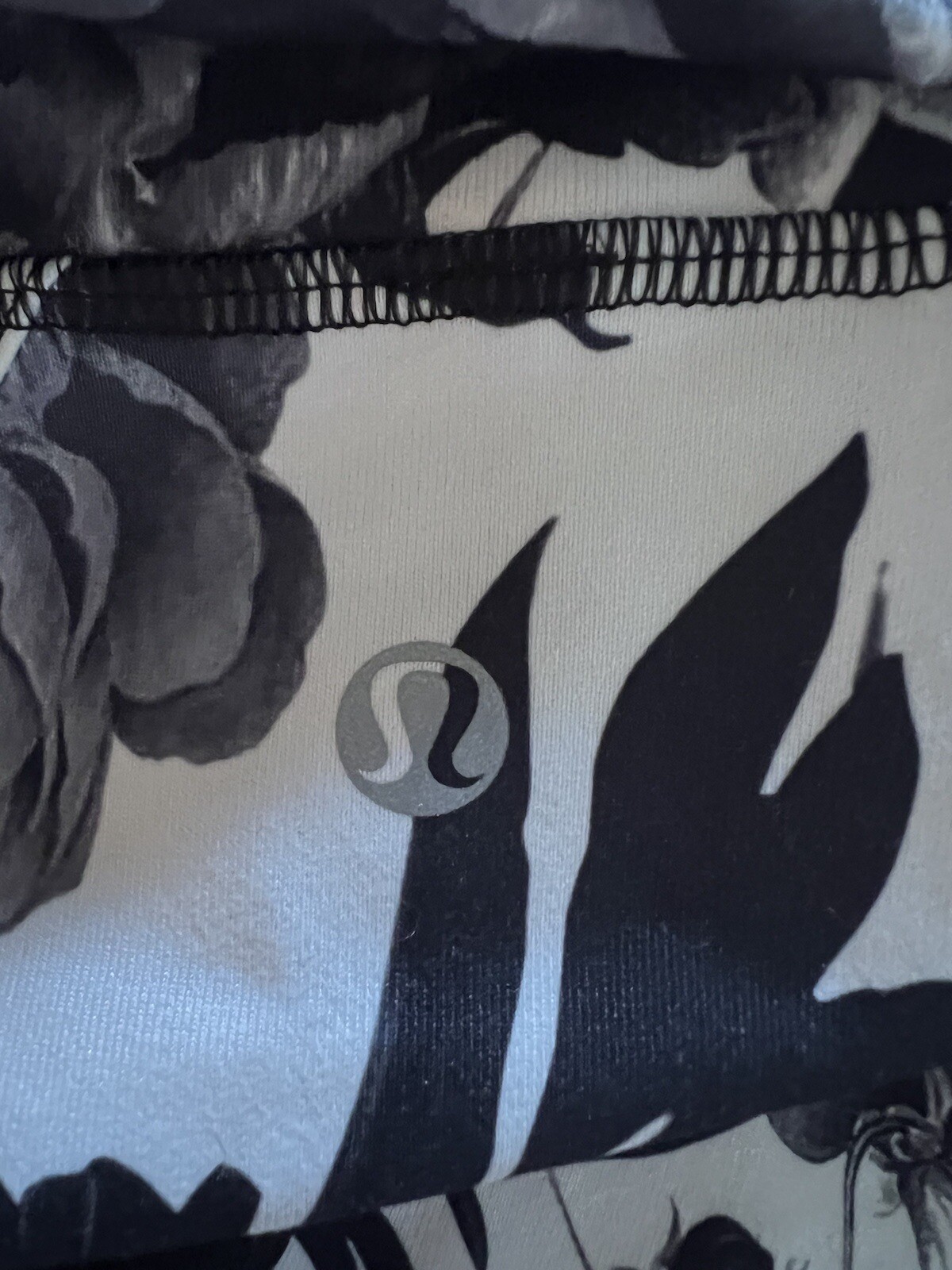 Lululemon asana jacket black white brisk blooms print size 8. d546