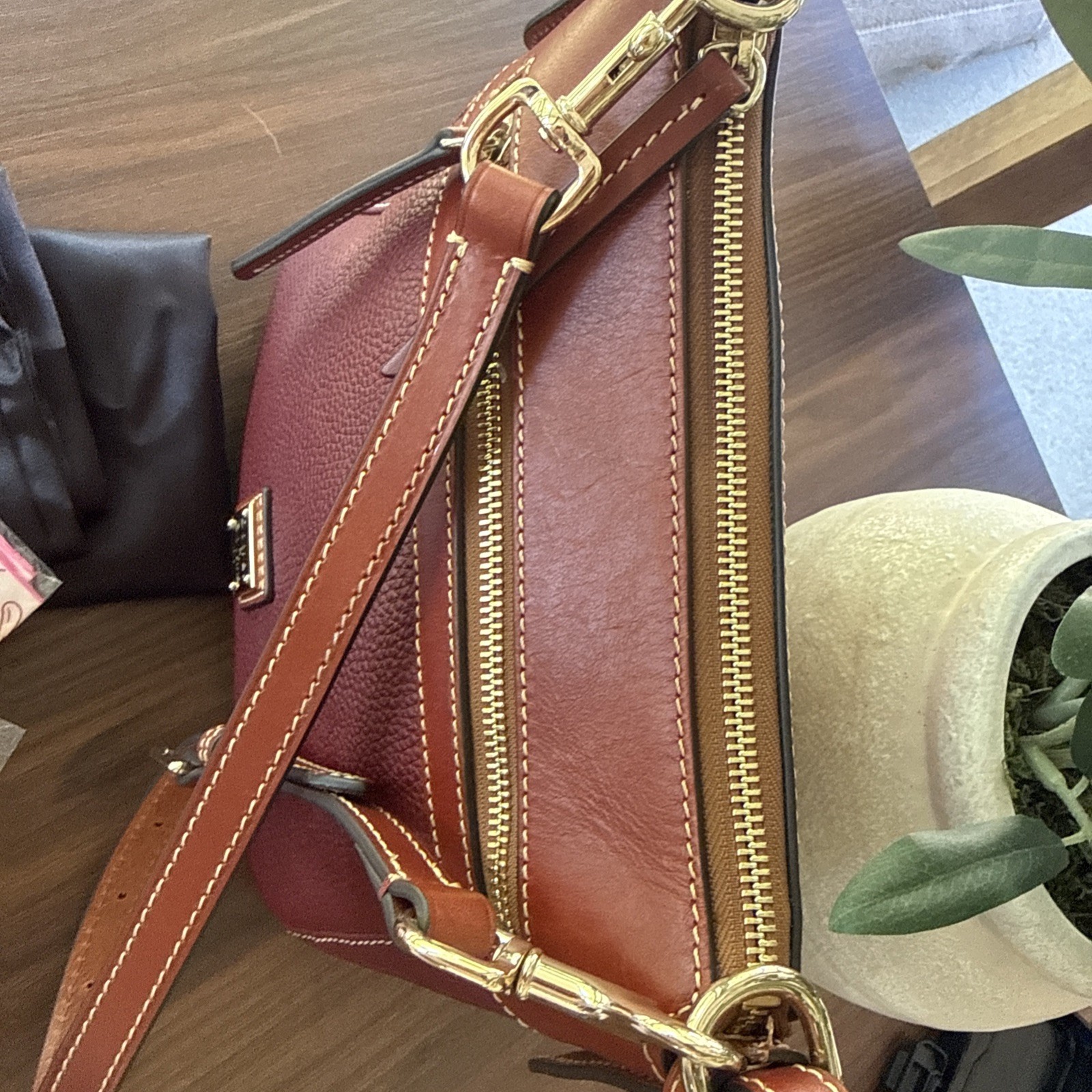 Dooney & Bourke Crossbody 25 Pebble Leathe WINE R1849. EUC. Dust bag/scarf