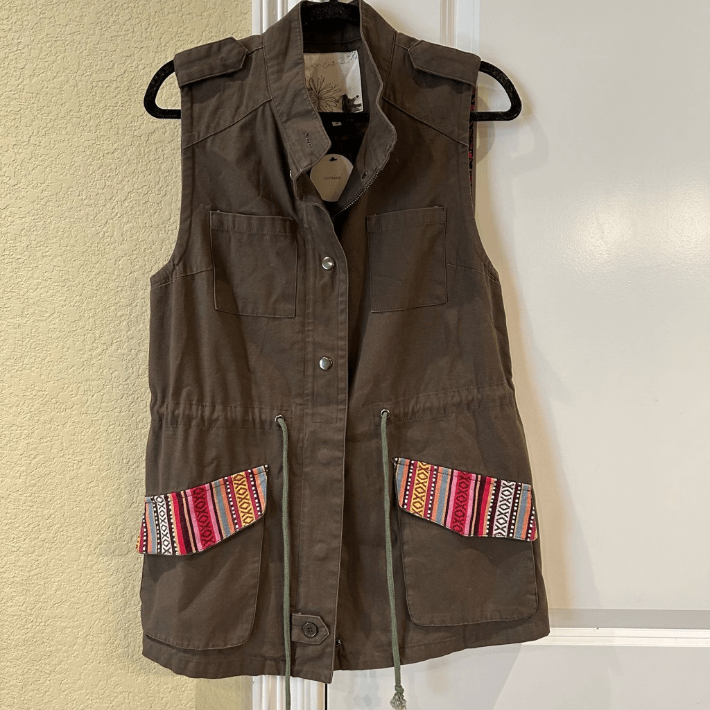 En Creme olive cargo vest with multi colored pocket size medium NWT