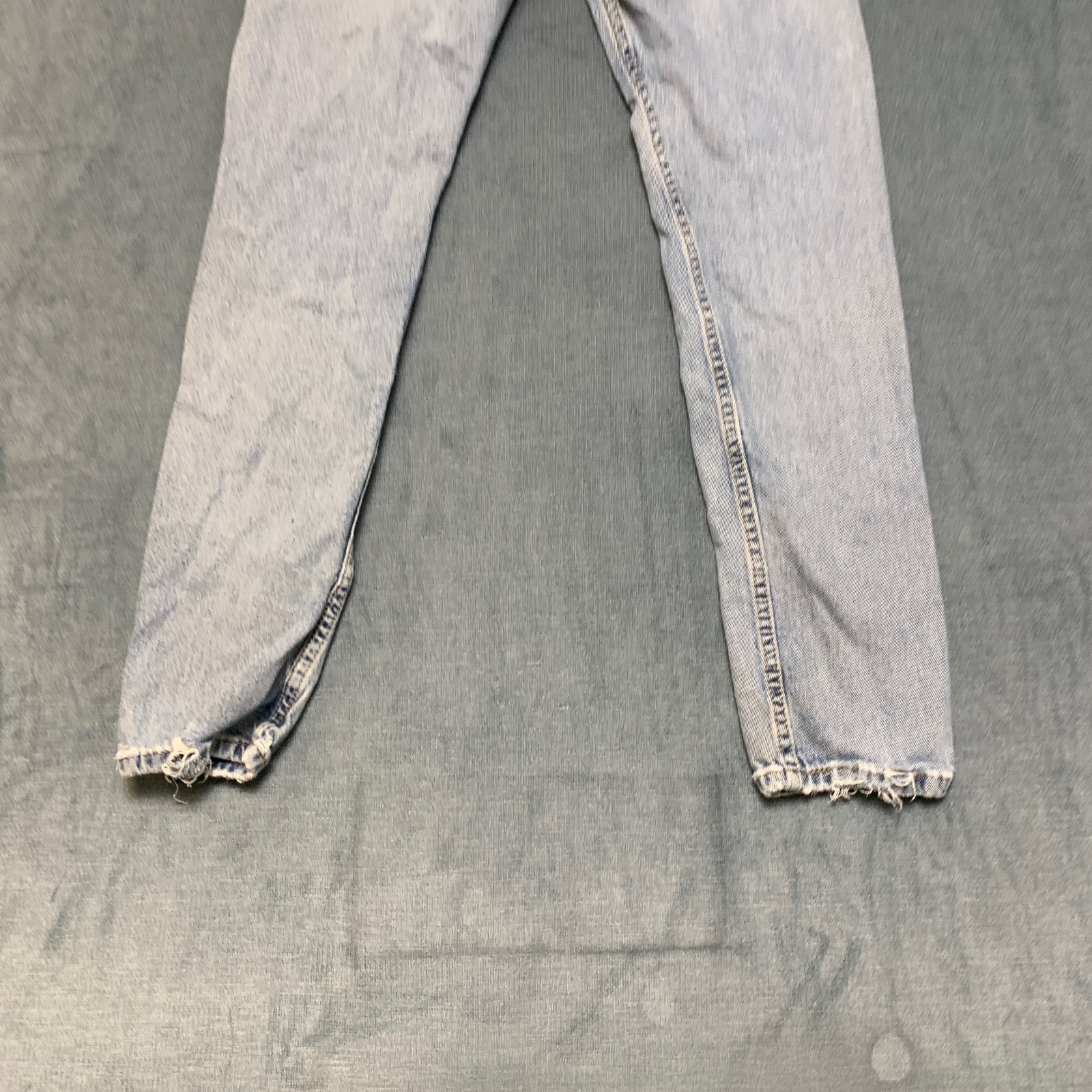 Levi’s 512 Slim Taper Fit Jeans Mens 28×30 Blue Denim Light Wash Distressed