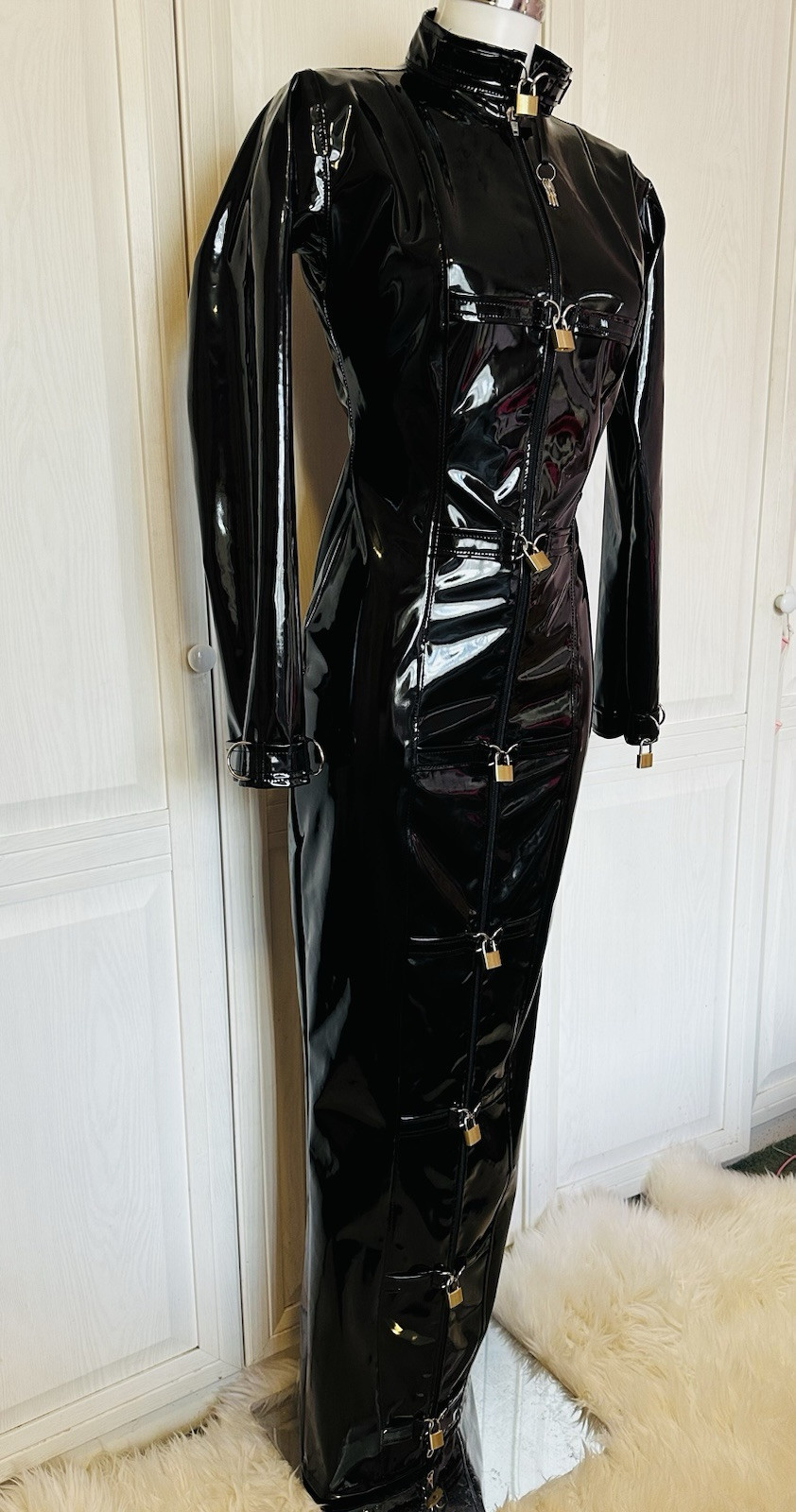Misfitz blk PVC padlock hobble dress, lockable cuffs. Two way zip. SIZE 24. CD