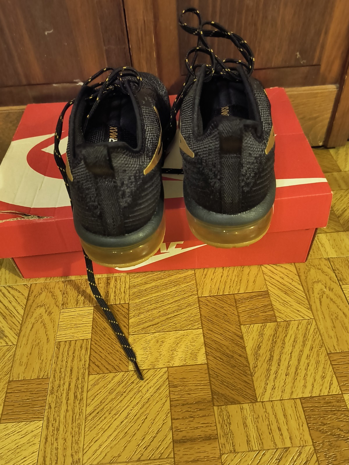 Nike Air Max Sequent 4 Men’s Size 8 Sneakers Black And Gold AOO4485 005