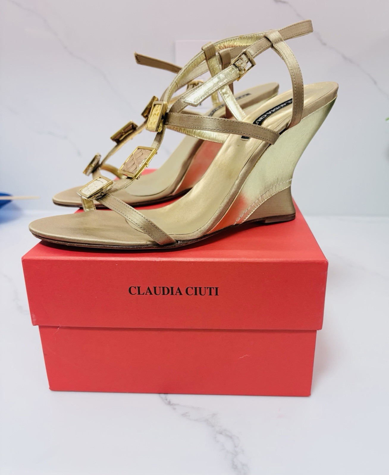 Claudia Ciuti Italy Leather T-strap Wedge Gold Sandals Alligator Skin Pattern 8
