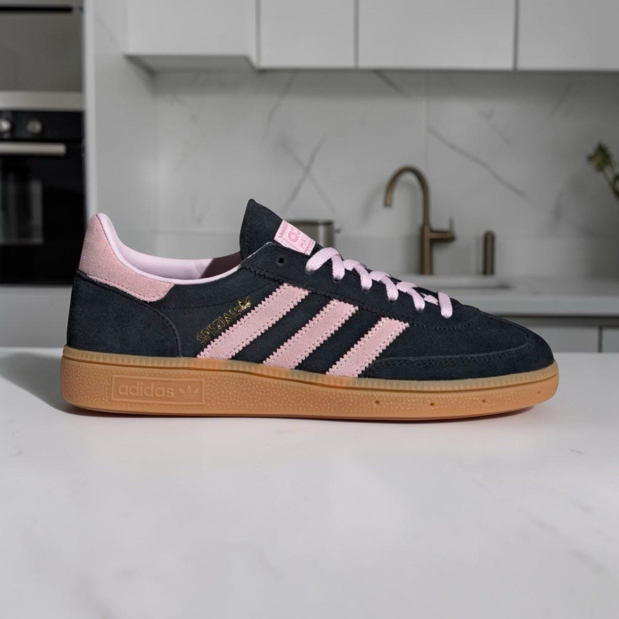 Adidas Spezial Athletic Sneakers black/Pink/suede size 6.5 women , brand new