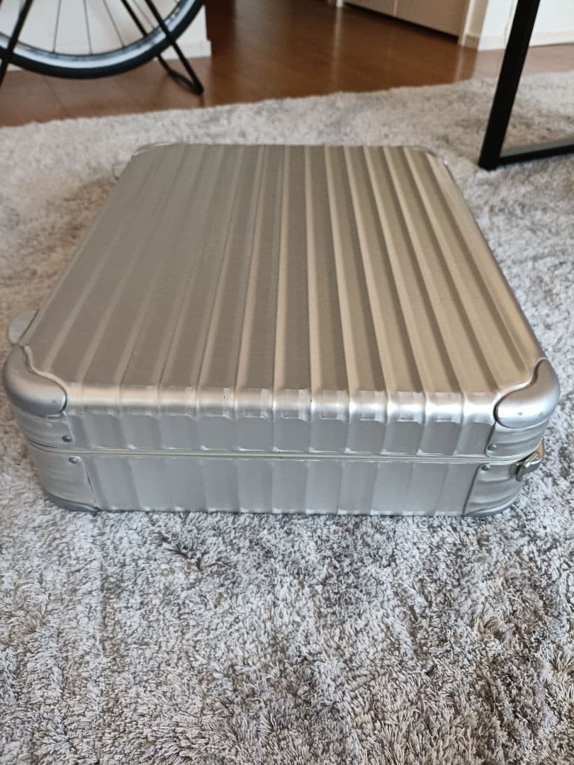 First come, first served! Rare 2013 model RIMOWA attaché case, aluminum silver.