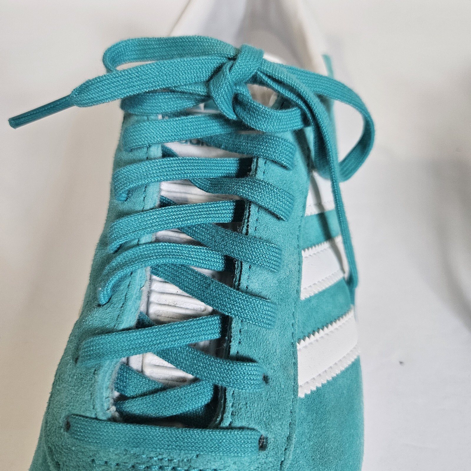 Adidas Gazelle Hi-Res Aqua and White Mens Size US 7 EU 40 EE5510