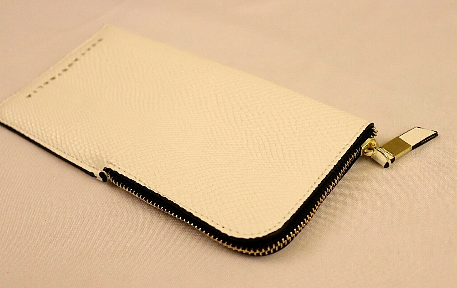Quay Australia Sunglasses Case Limited Edition White Faux Snakeskin Zipper