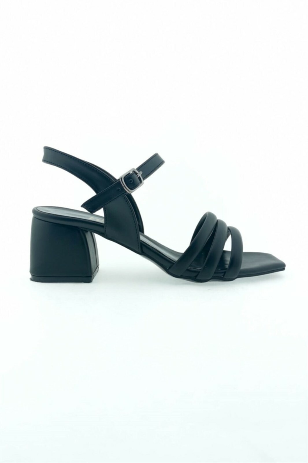 Lightweight comfortable sandal shoes with medium size chunky heels