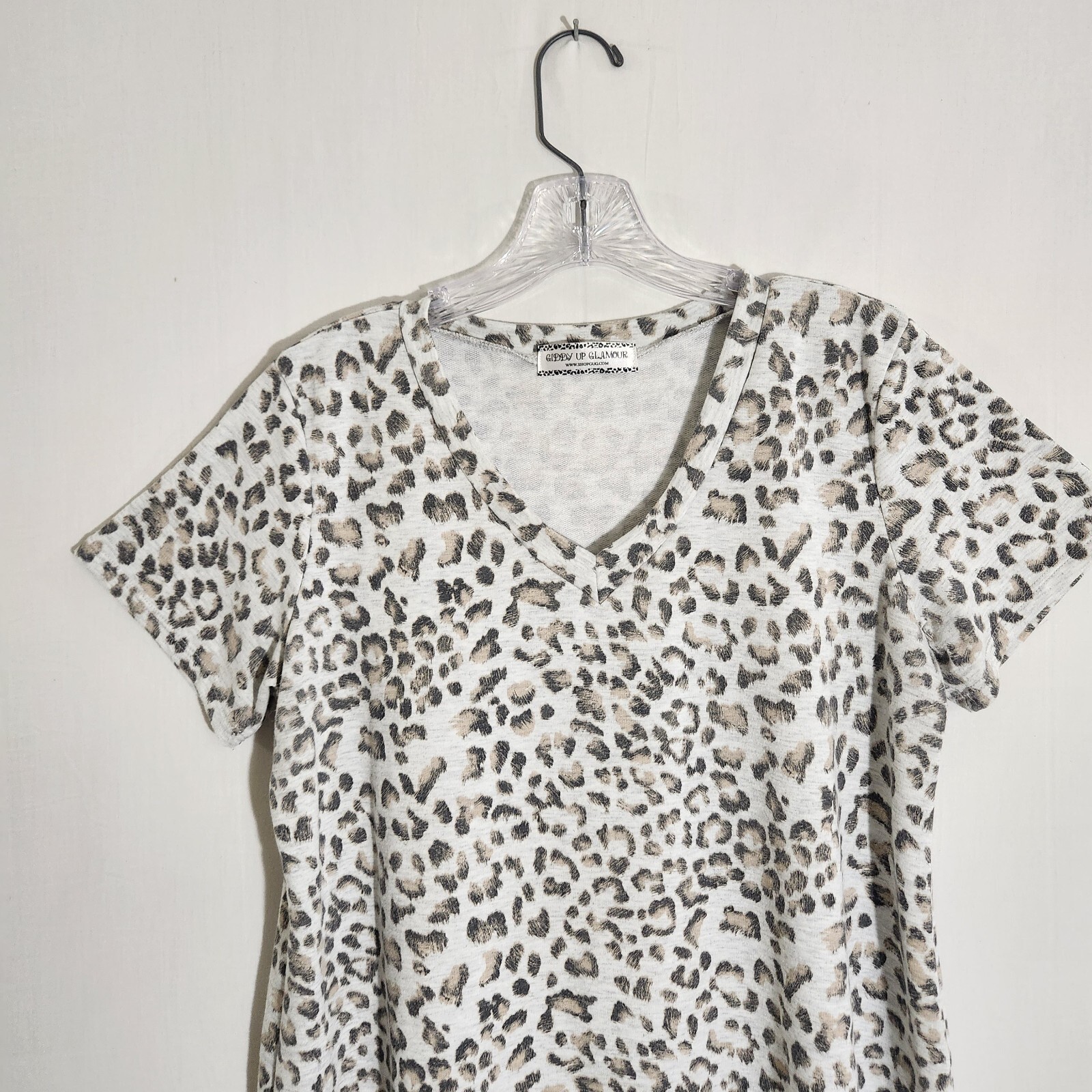 Giddy Up Glamour Womens Shirt M White Leopard Print V-neck Short Sleeve Top