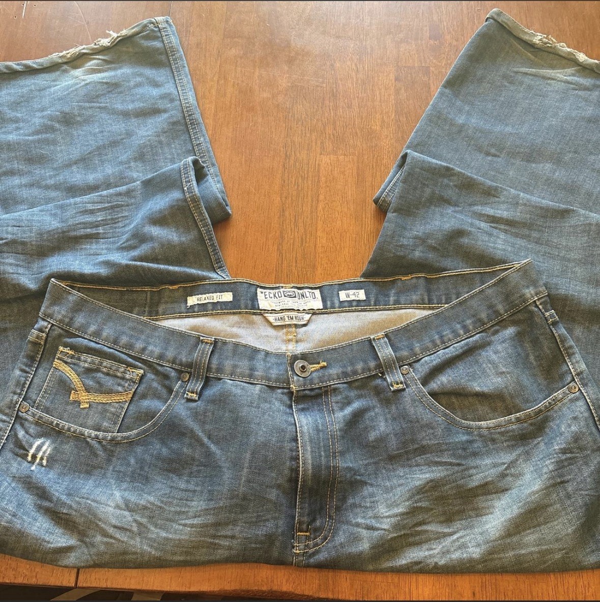 Ecko Unltd. Men’s Relaxed Fit Straight Blue Denim Jeans Medium Wash Distressed
