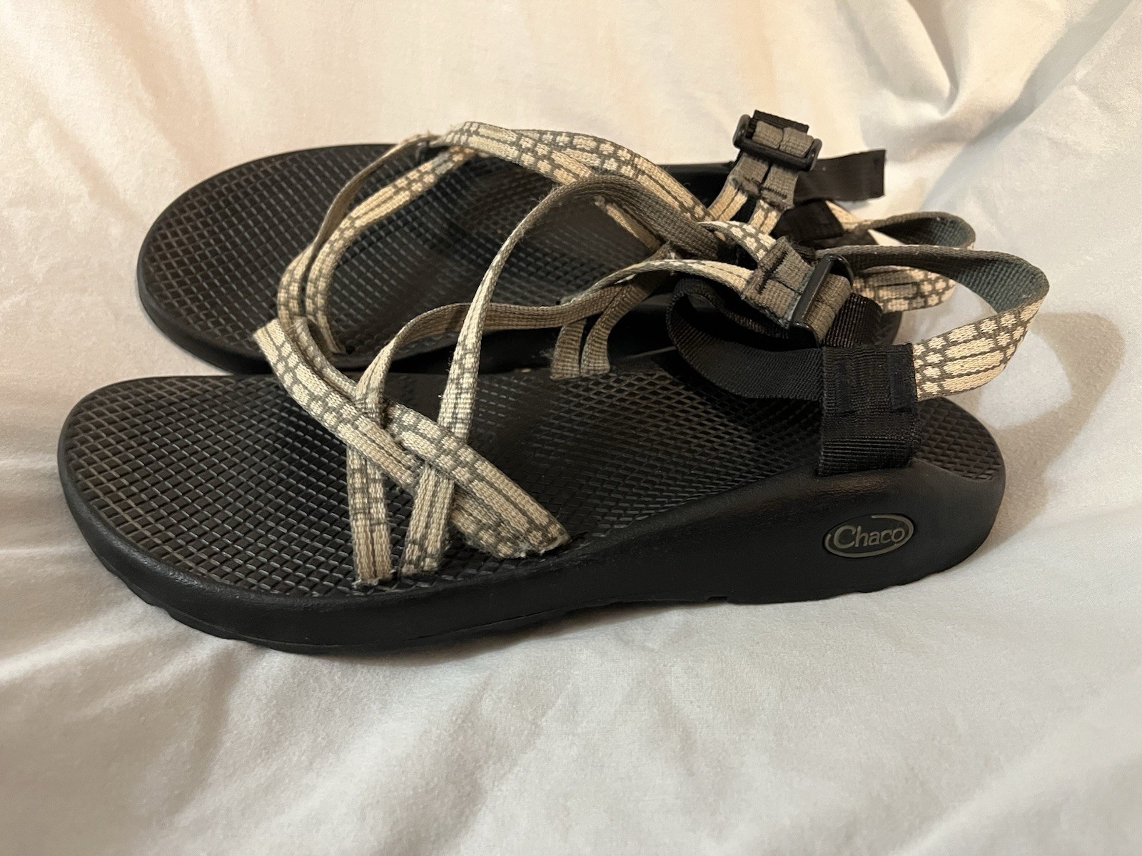 Chaco Womens Size 10 Sandals With Toe Strap, Gray And Cream Neutral Color