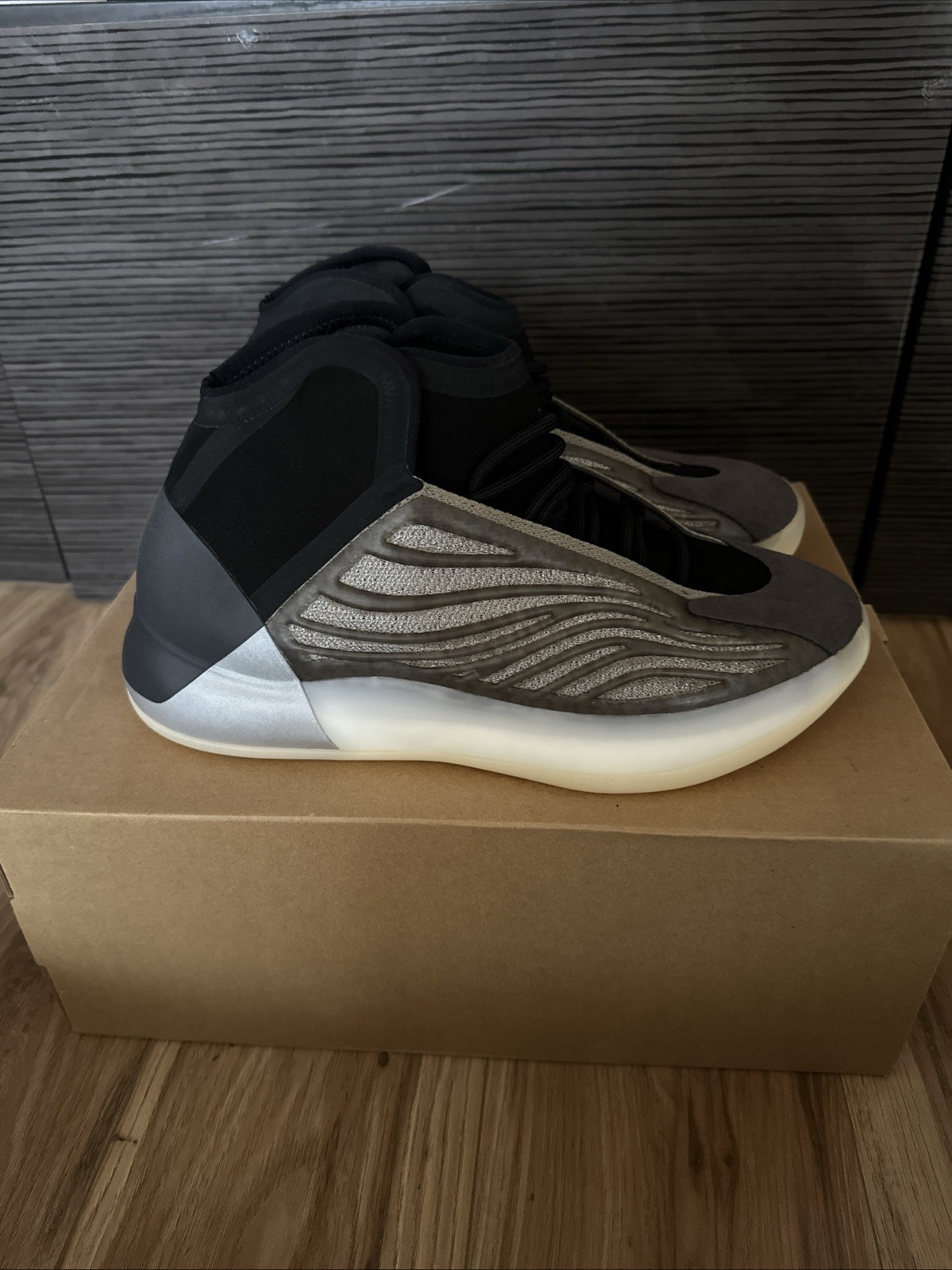 adidas Yeezy Quantum Barium Men’s Sneakers Size 10