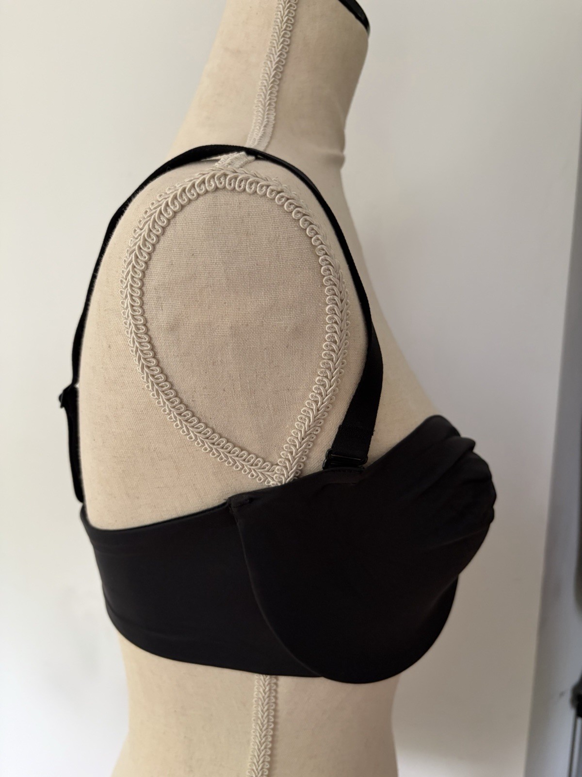 NWT~SKIMS SMOOTHING UNLINED STRAPLESS BRA~ONYX BLACK~SIZE 36DD~BA-BAN-2607