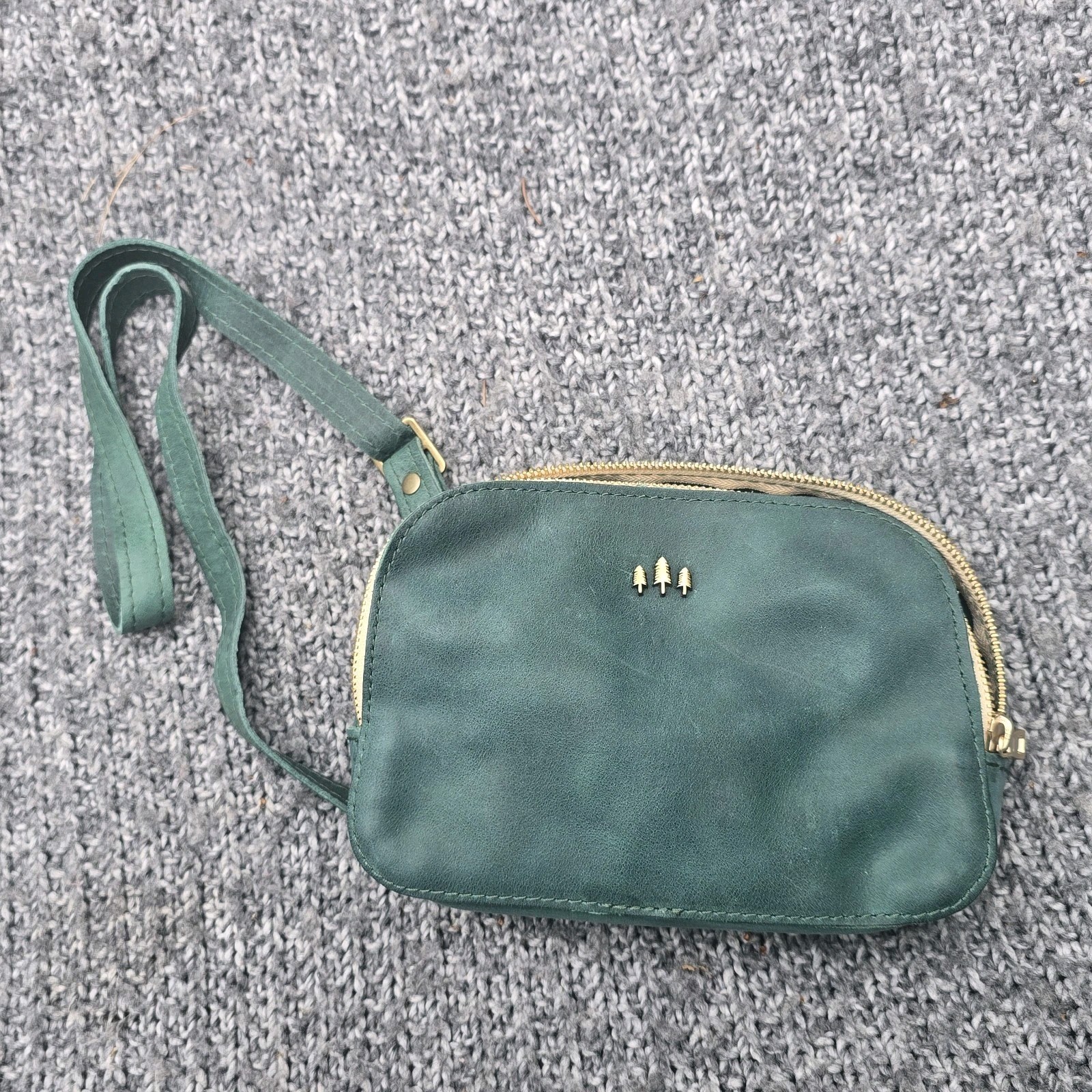 Portland Leather Surf Scarlet Sling, Crossbody Bag, Zip Closure, Strap