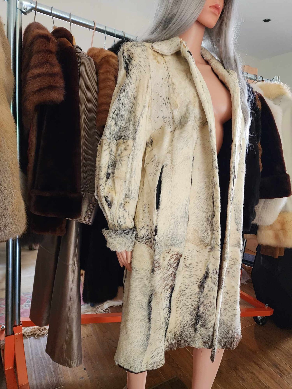 Fur Coat Full Length: Shoulder 18in, Length 41in, Sleeve 25in