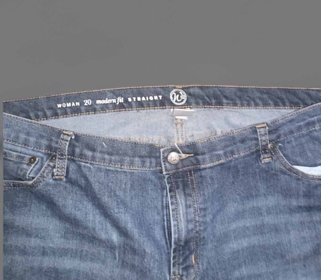 Women’s modern fit Blue Medium Wash straight Denim Jeans Size 20 (32 waist)