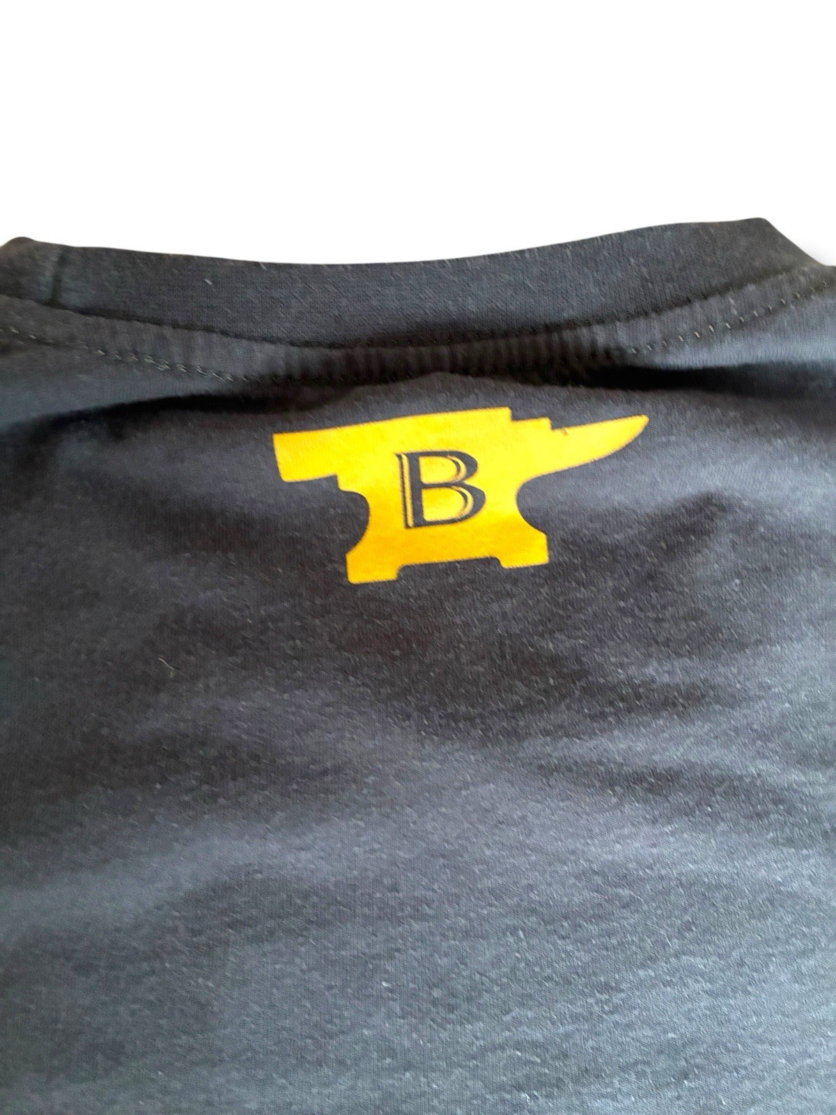 Buck Knives Since 1902 Anvil Logo Men’s Short Sleeve T Shirt Size Med Charcoal