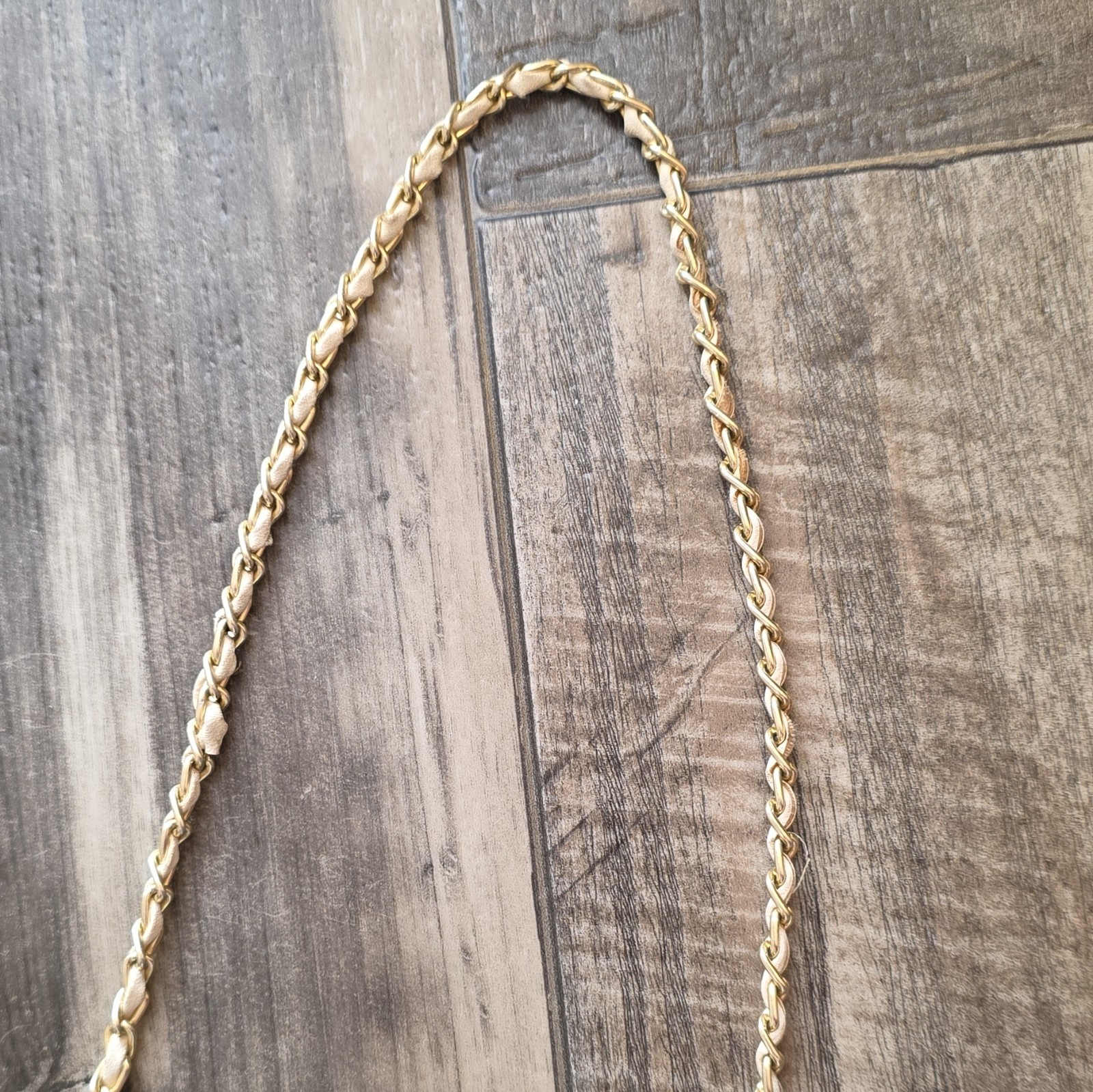 Whiting & Davis White Mesh Shoulder Bag Gold Chain Strap Magnetic Closure
