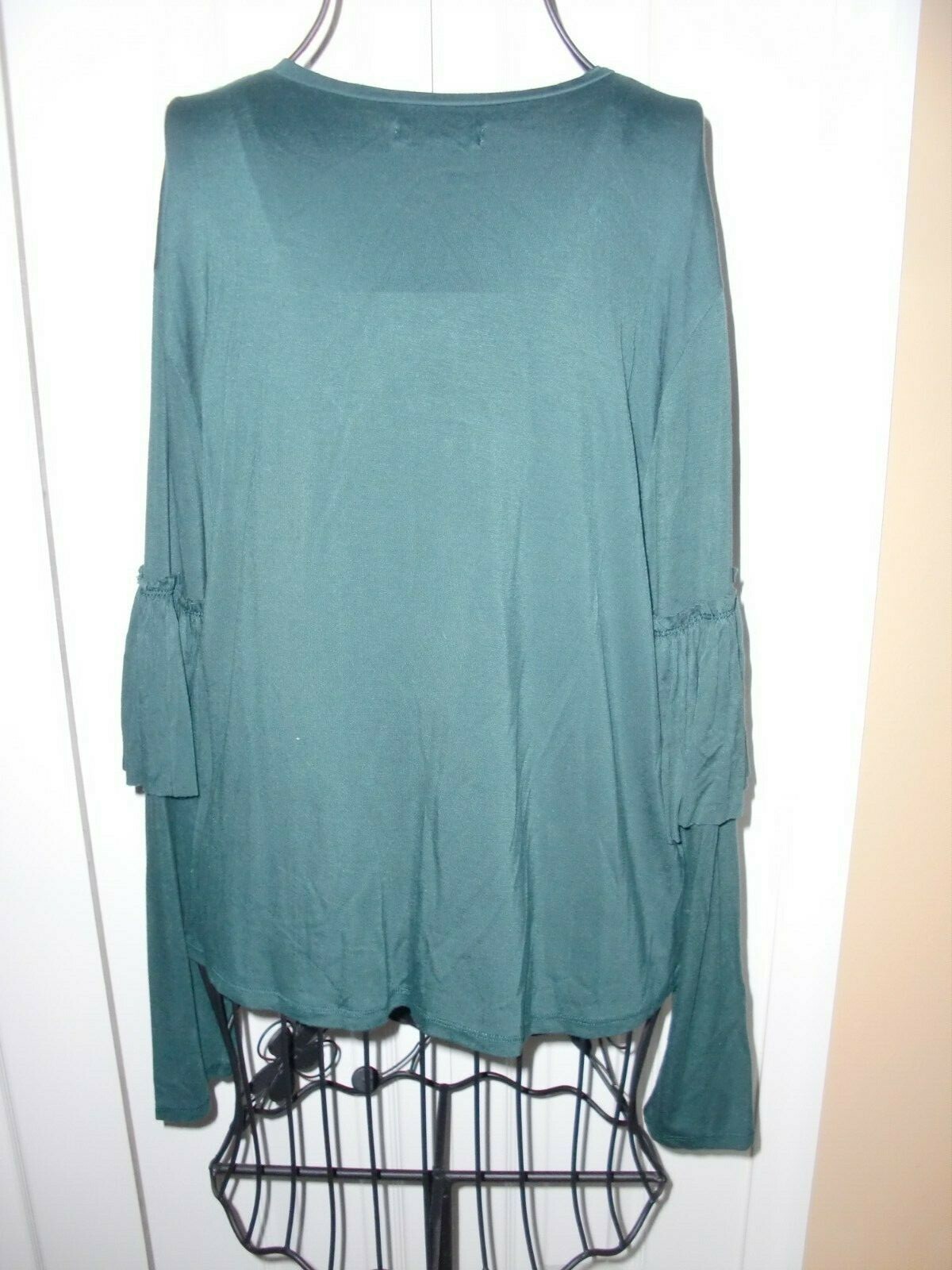 JUNIOR’S~TUCKER+TATE~95%VISCOSE/5%SPANDEX~RUFFLED LONG SLEEVE~TOP Size XL(14-16)