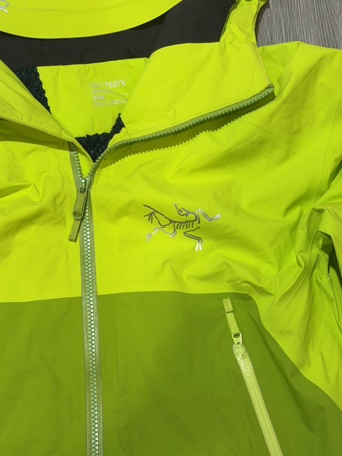 Arc’teryx Men’s Hooded Full Zip Shell Jacket Green Colorblock Regular M
