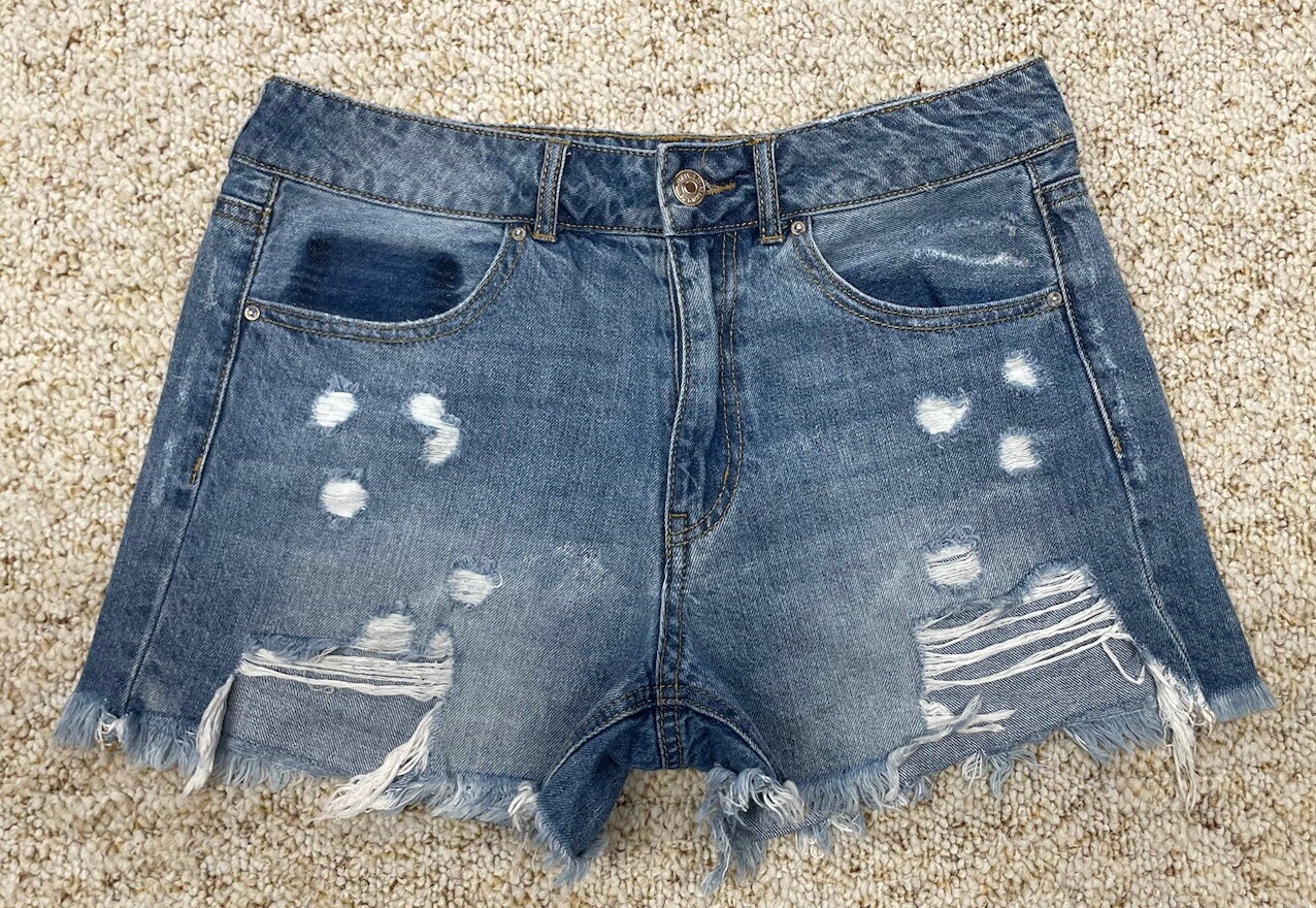 Forever 21 Jean Shorts Women’s Tag Size 28 Distressed Denim Cut Off (Waist 30″)