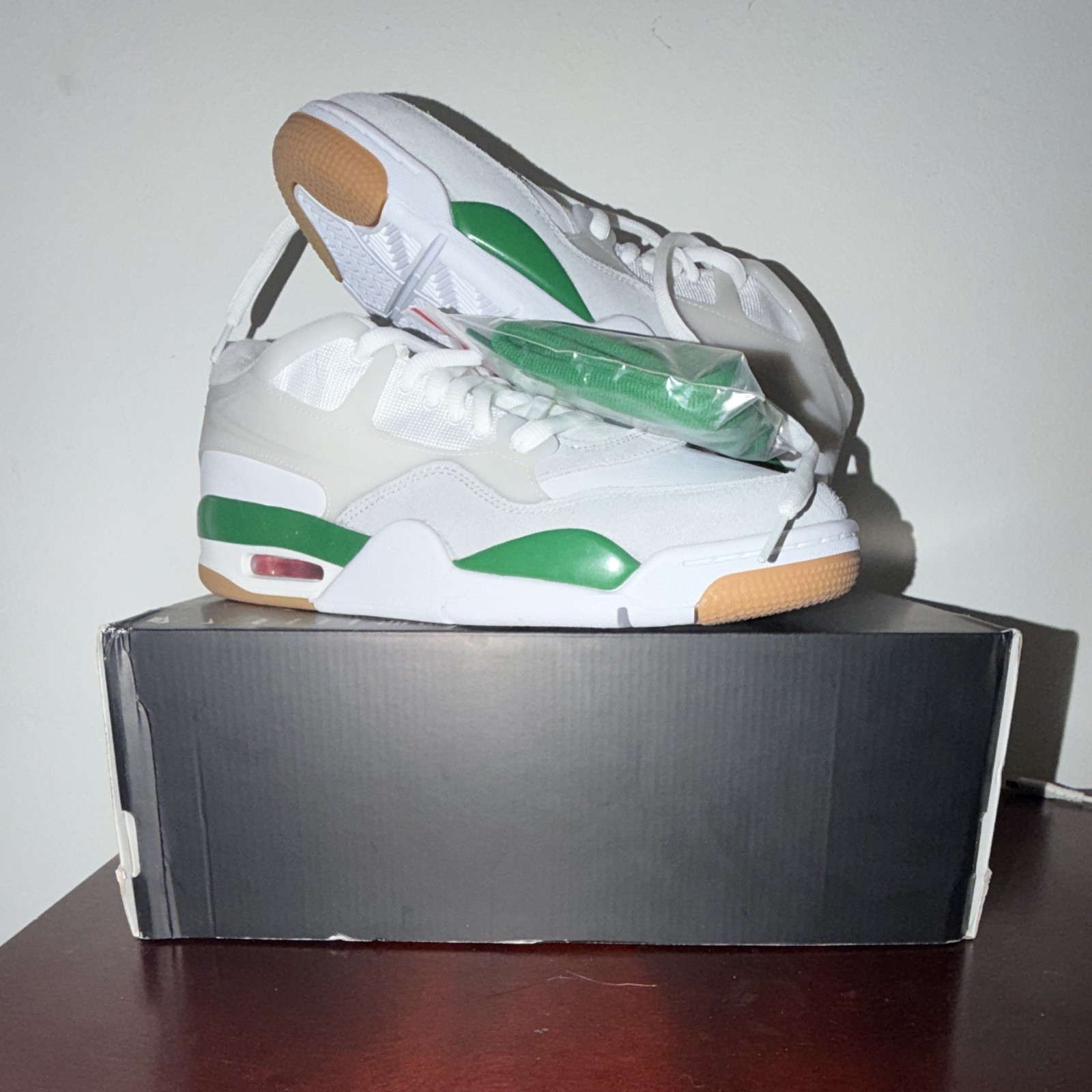 Jordan 4 RM Pine Green Size 10m/11.5w missing top
