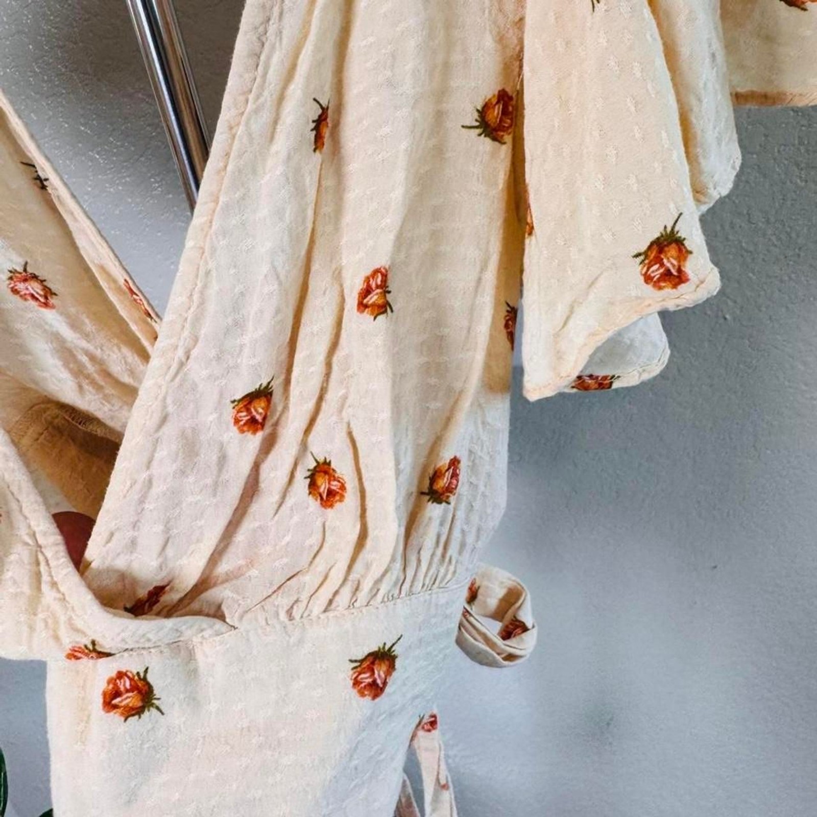 Forever-21 Y2K cream floral tie front blouse small