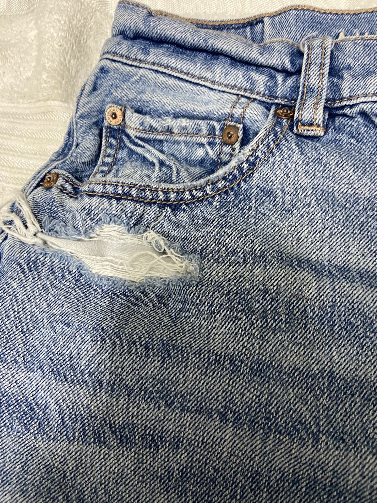 American Eagle Strigid Women’s High Rise Straight Distressed Light Wash Jeans 2