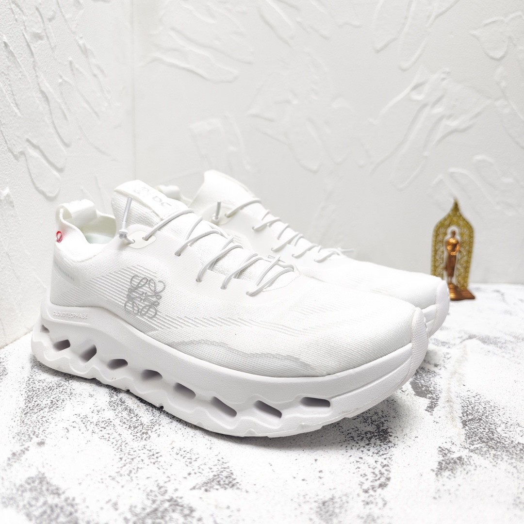 Rowei Cloud Layer Inclined White Elastic Hollowed Sole Men’s Sports Shoes