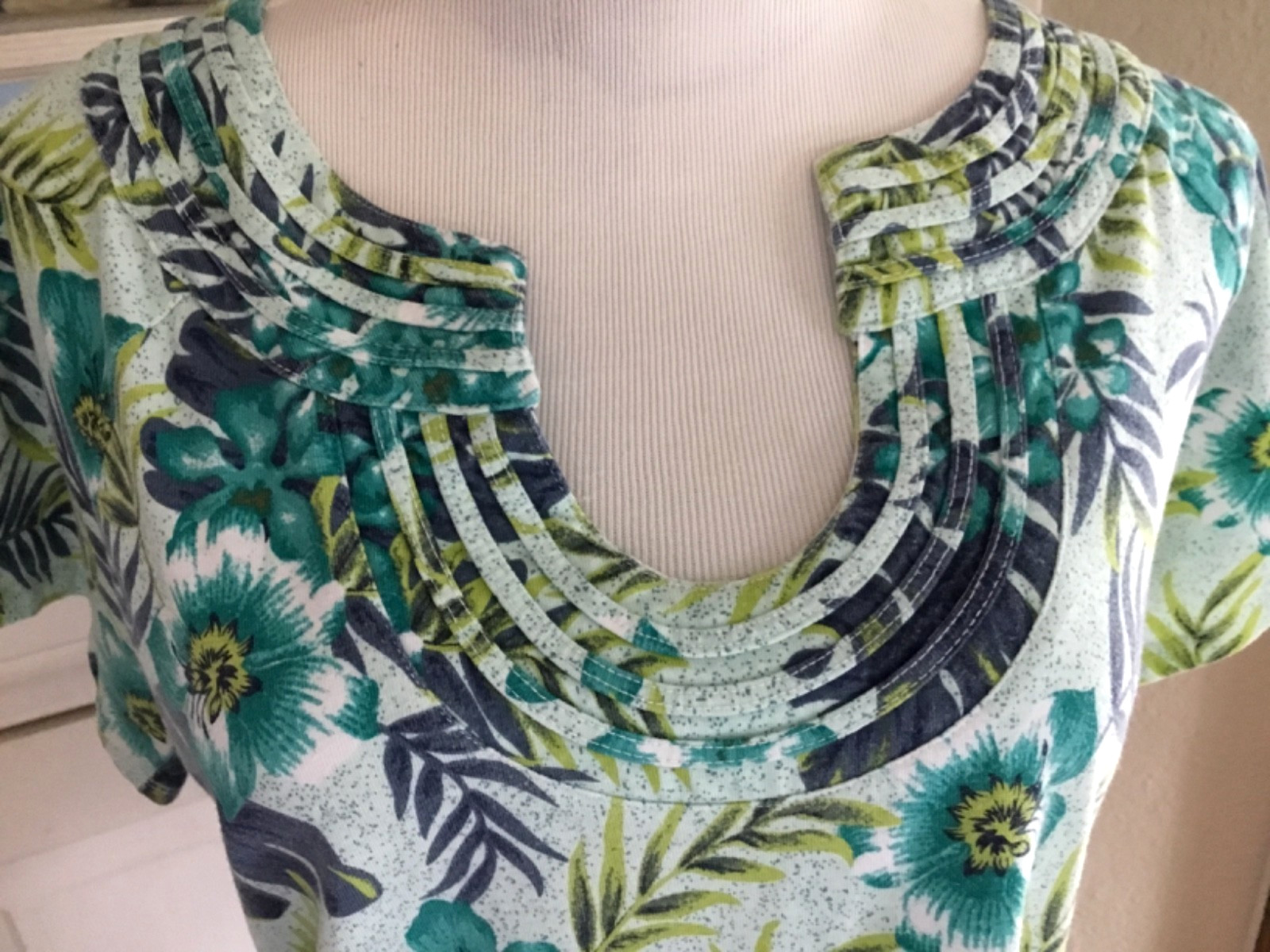 SHENANIGANS Vibrant Tropical Teal Floral Short Sleeve Pleated U Neckline Top S