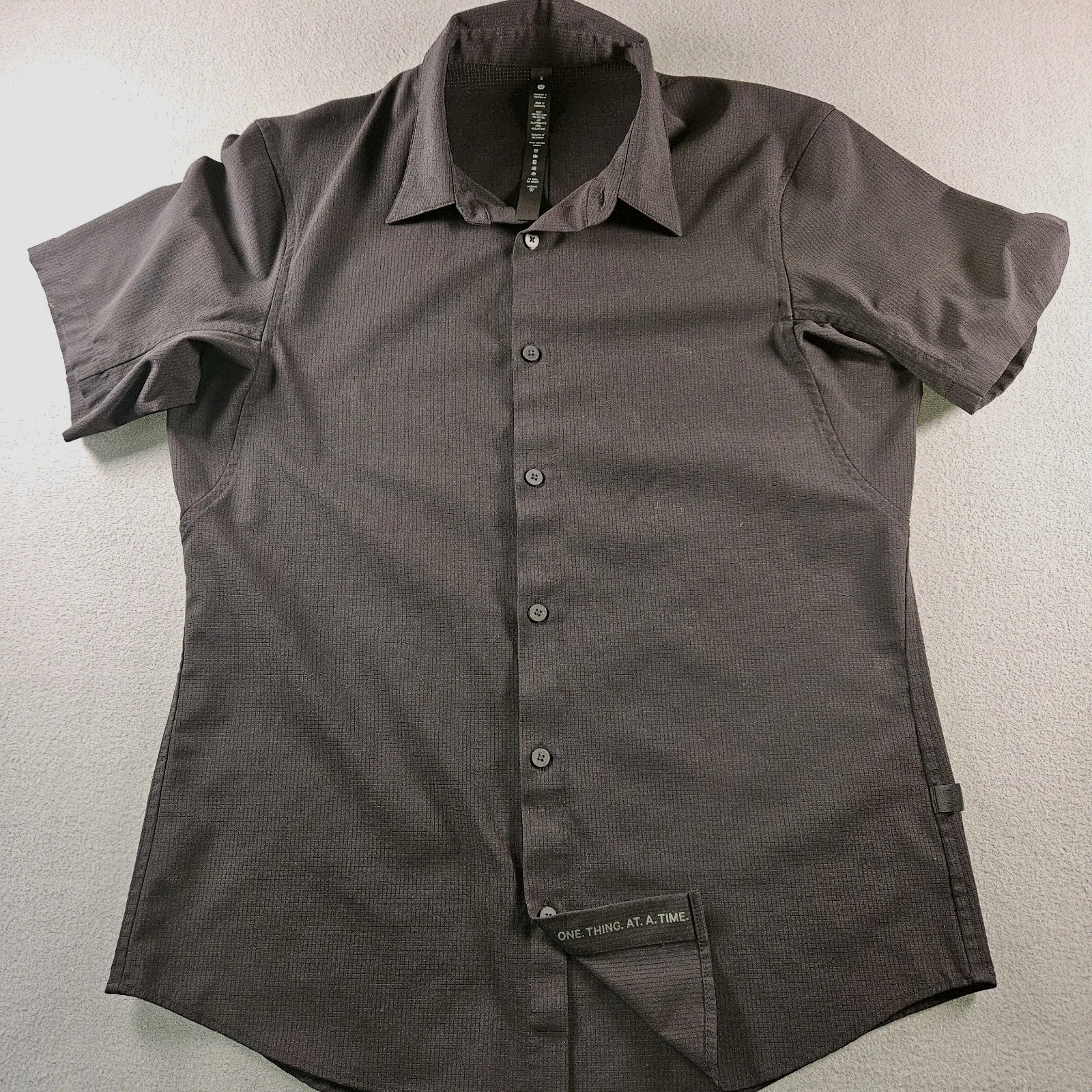 ​Lululemon New Venture Short Sleeve Shirt S Men’s Black Grid Button Down LM3DK7S