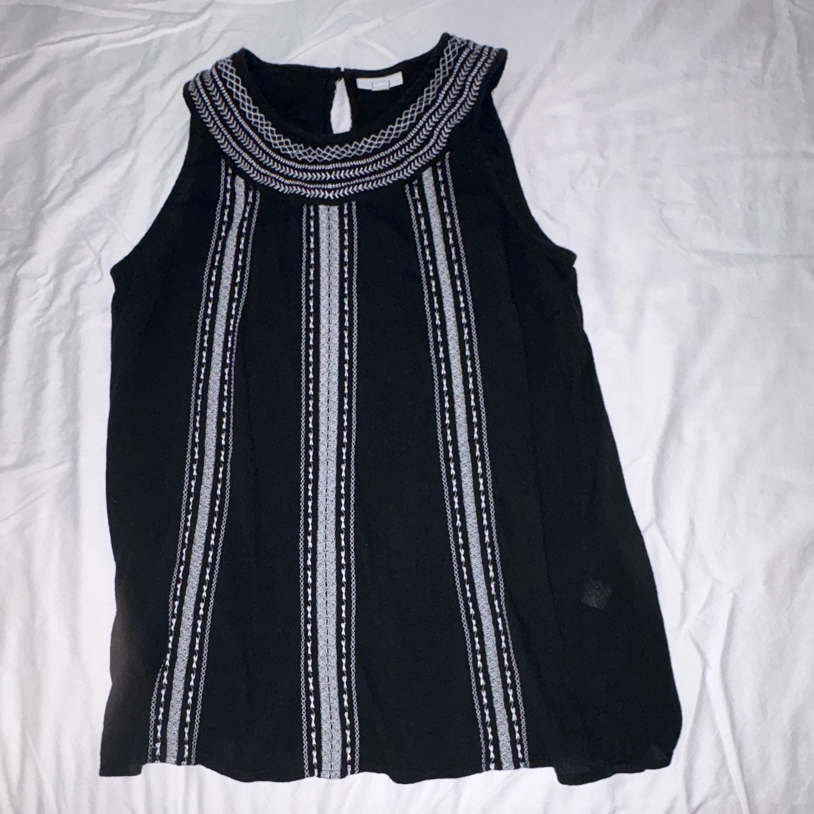 J. Jill Black/White Embroidered Woven Sleeveless Round Neck Tank Button M