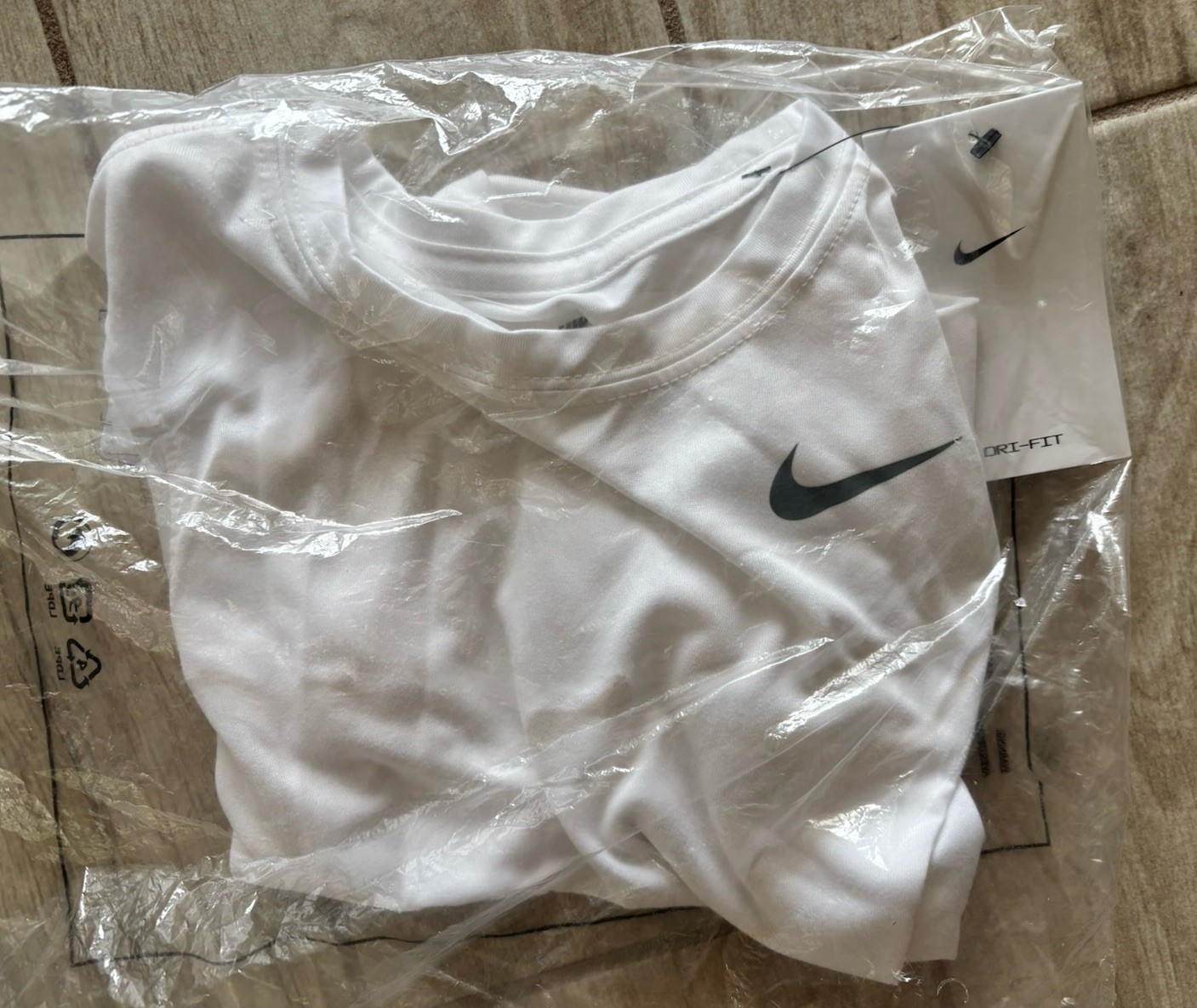 Nike Tee Boys DRI FIT Legend SHIRT White 840178-010 SMALL Youth T-Shirt NWT NEW