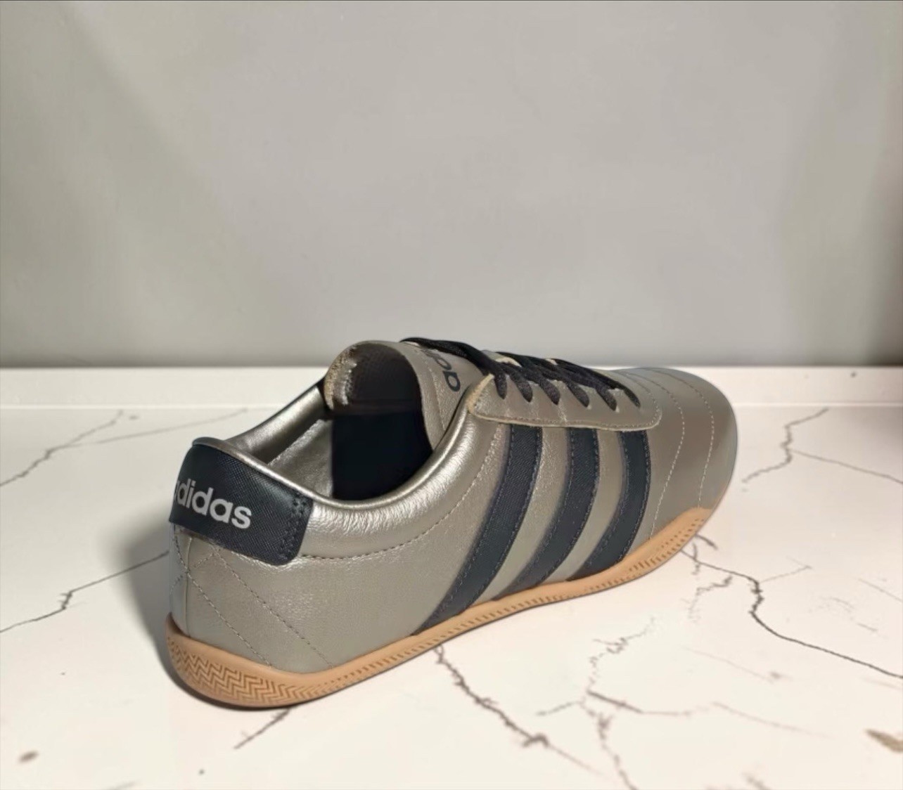 adidas Men’s Low-Top Lace-Up Athletic Sneakers Silver/Black Gum NEW