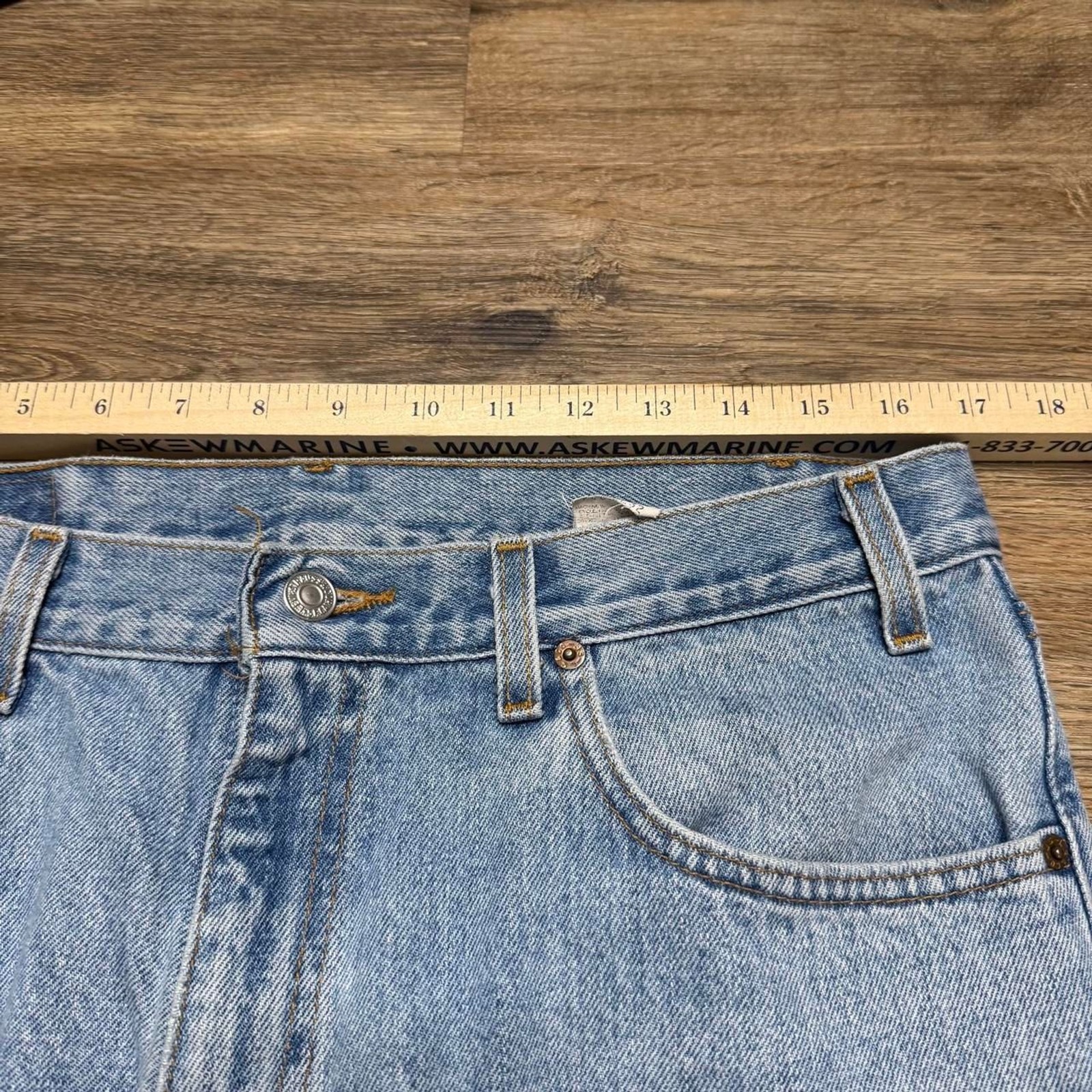 Vintage 90’s Levi’s paper tag light wash style 550 denim jeans Size 34×32
